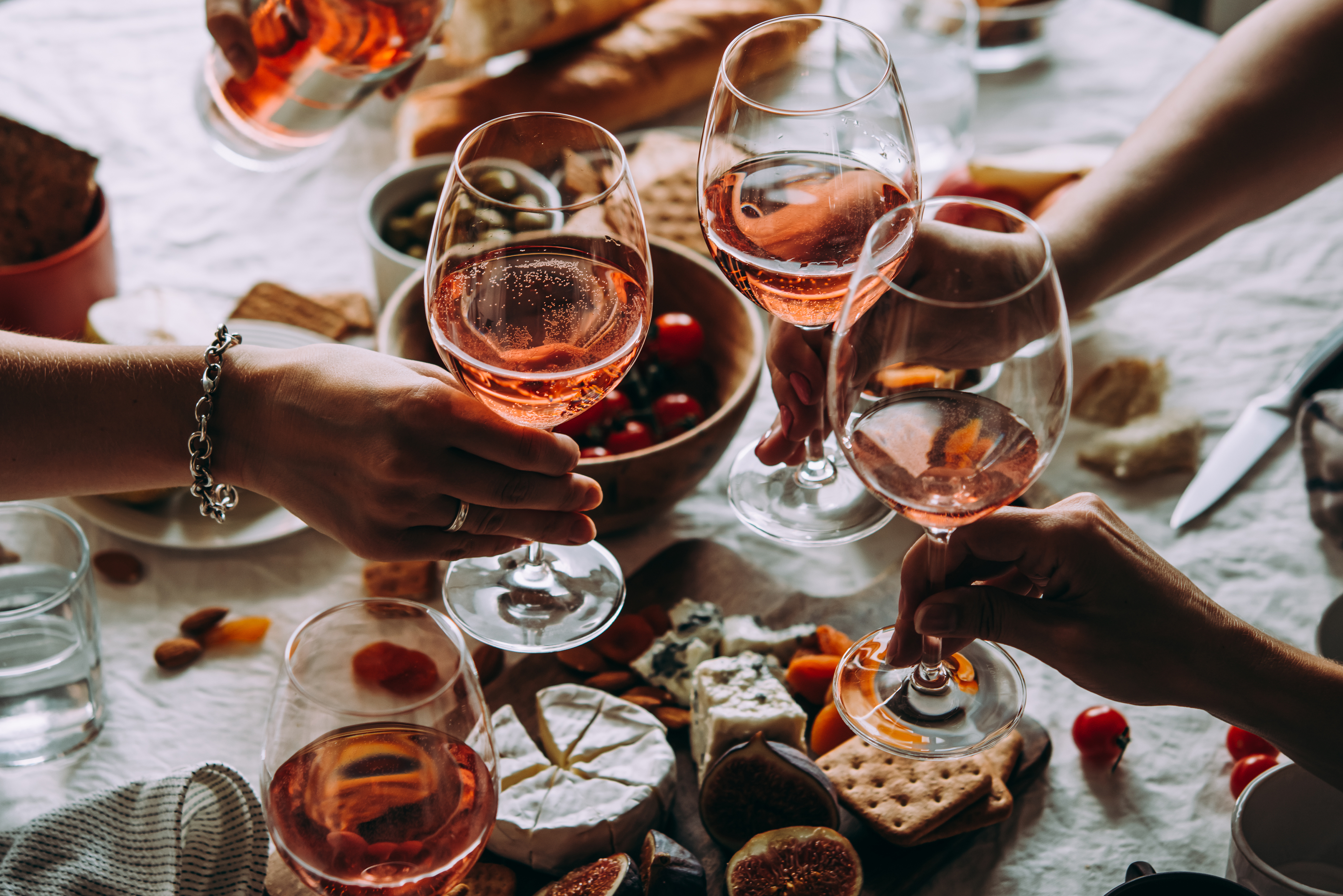 Menschen halten Weingläser während einer Party | Quelle: Shutterstock