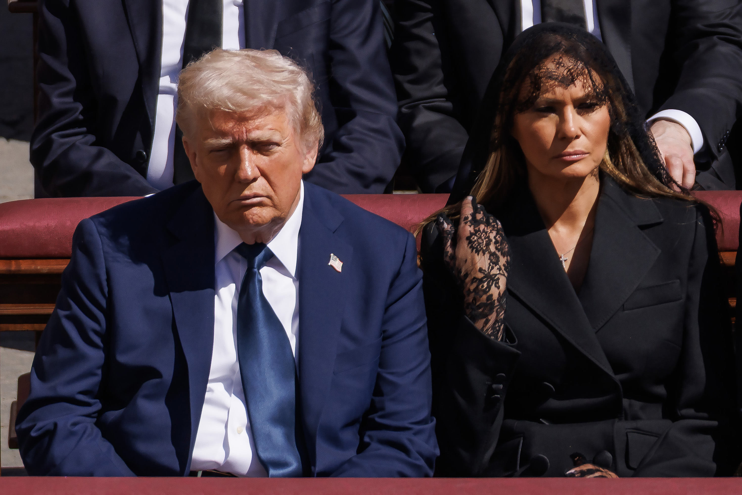 Donald und Melania Trump sitzen bei der Beerdigung von Papst Franziskus zusammen. | Quelle: Getty Images