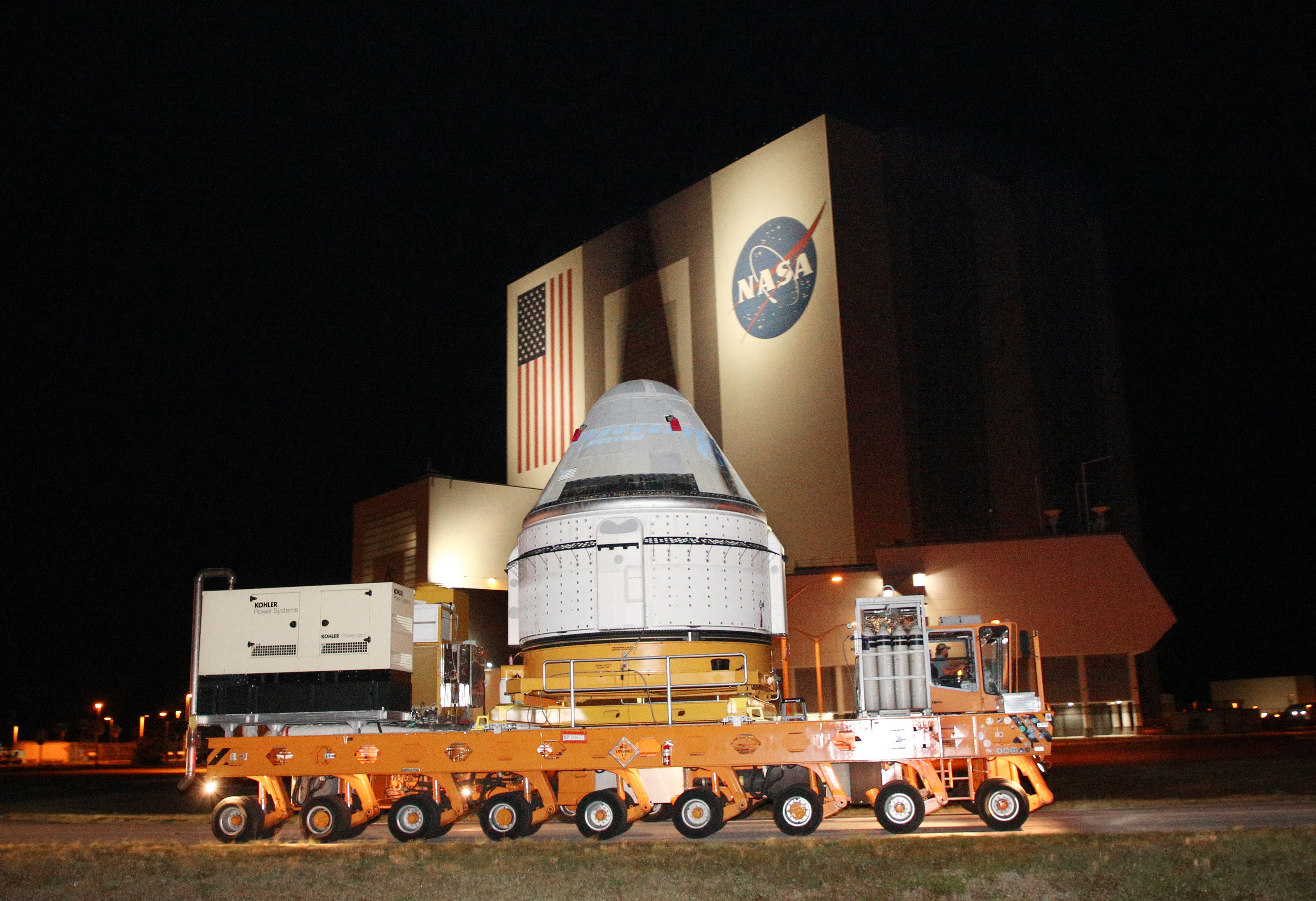 Ein Boeing CST-100 Starliner-Raumschiff wird am 16. April 2024 aus der Boeing Commercial Cargo and Processing Facility im Kennedy Space Center in Cape Canaveral, Florida, gerollt | Quelle: Getty Images