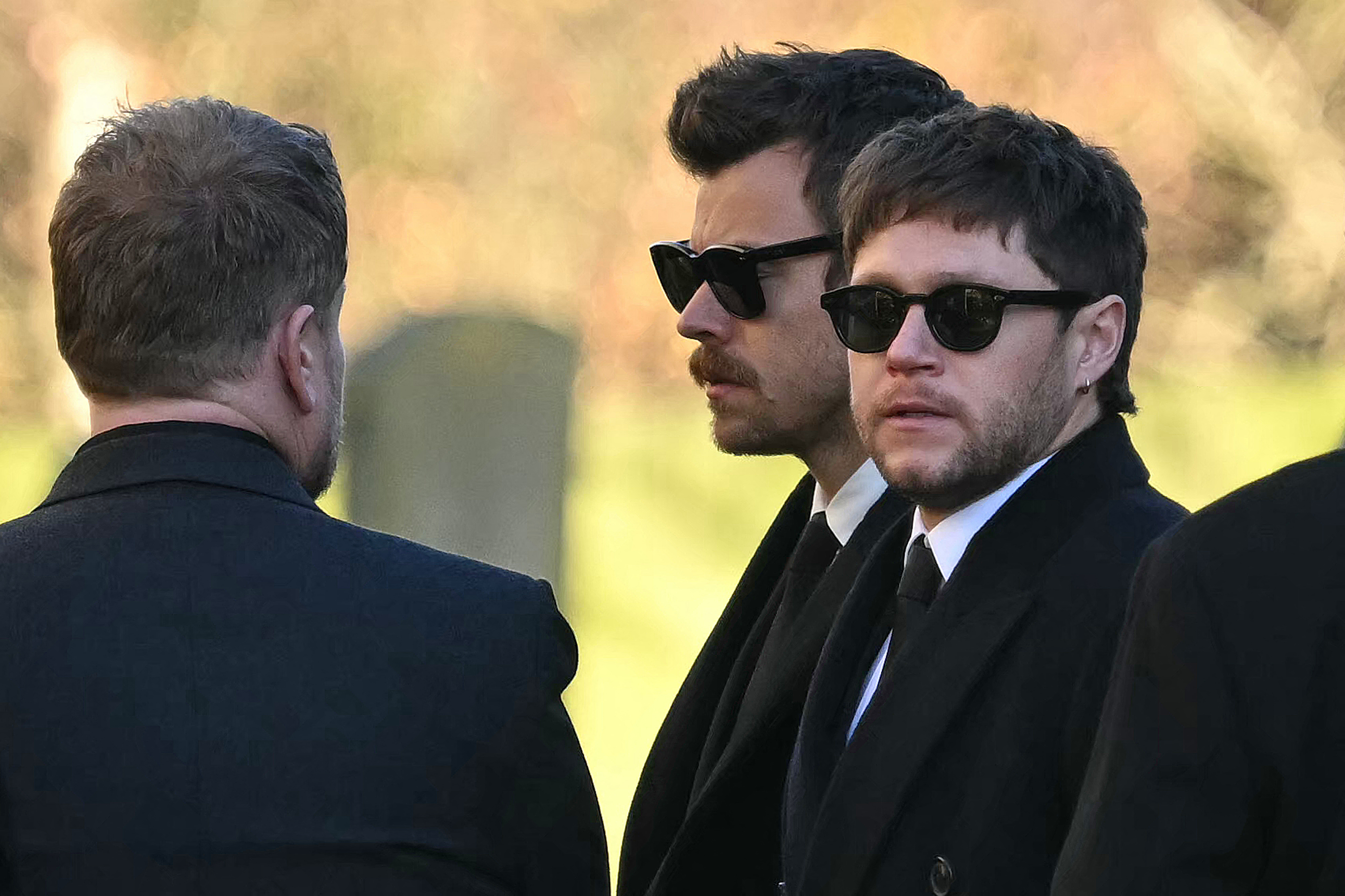 Harry Styles und Niall Horan nehmen an der Trauerfeier für Liam Payne in der St. Mary's Church in Amersham am 20. November 2024 teil | Quelle: Getty Images