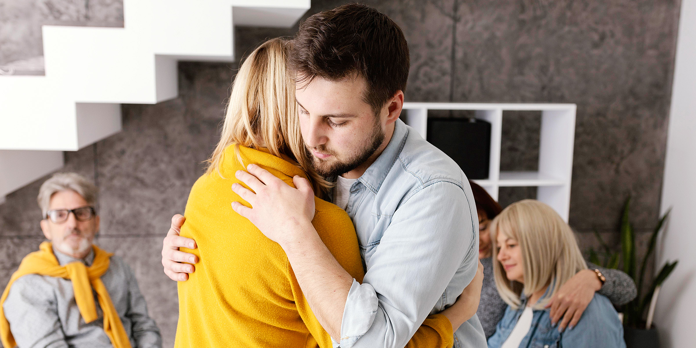 Mann und Frau umarmen sich | Quelle: Freepik