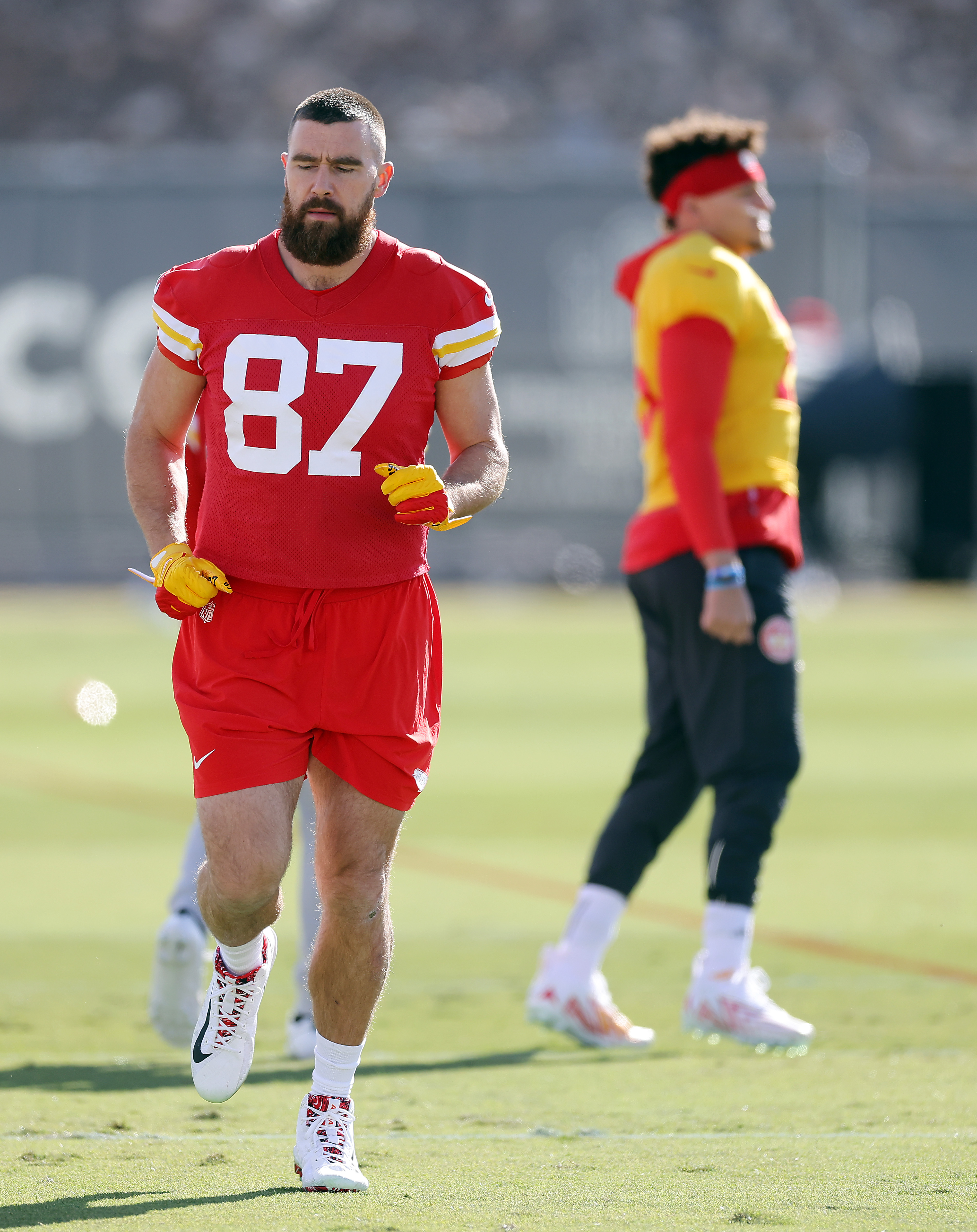 Travis Kelce beim Aufwärmen vor dem Super Bowl LVIII in Henderson, Nevada am 7. Februar 2024 | Quelle: Getty Images