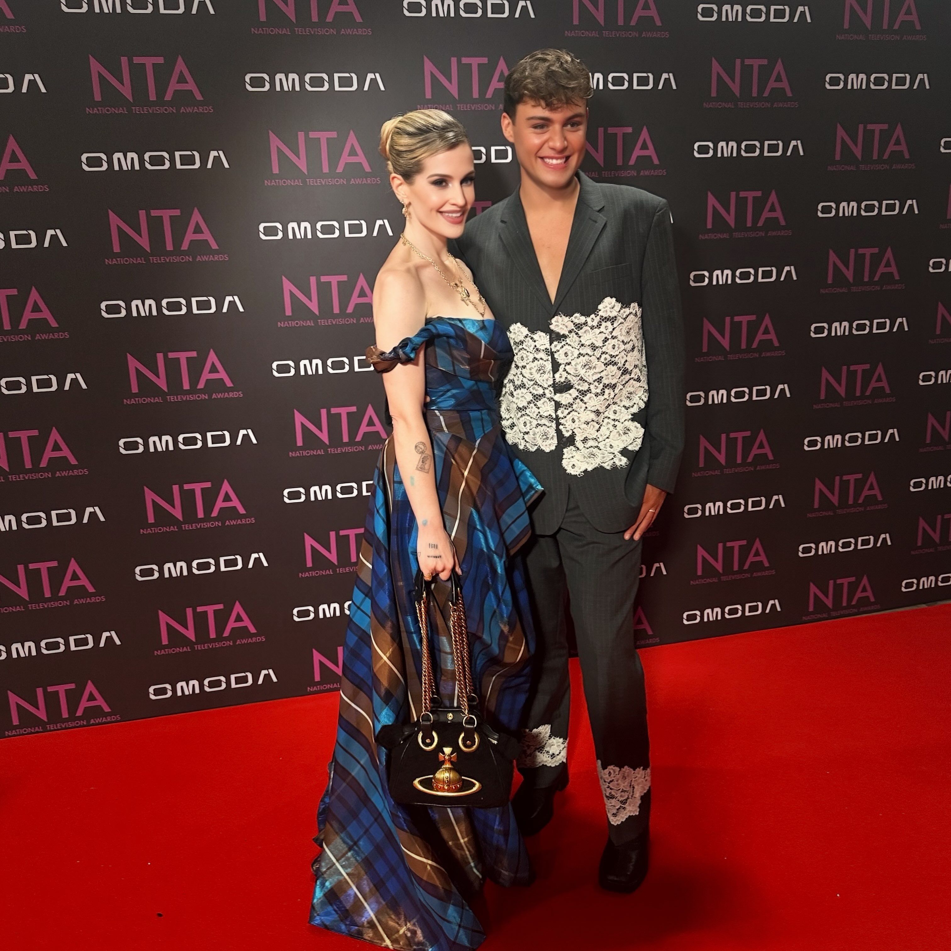 Kelly posiert Seite an Seite auf dem roten Teppich mit ihrem engen Freund und Begleiter Bradley Riches. | Quelle: Instagram/kellyosbourne
