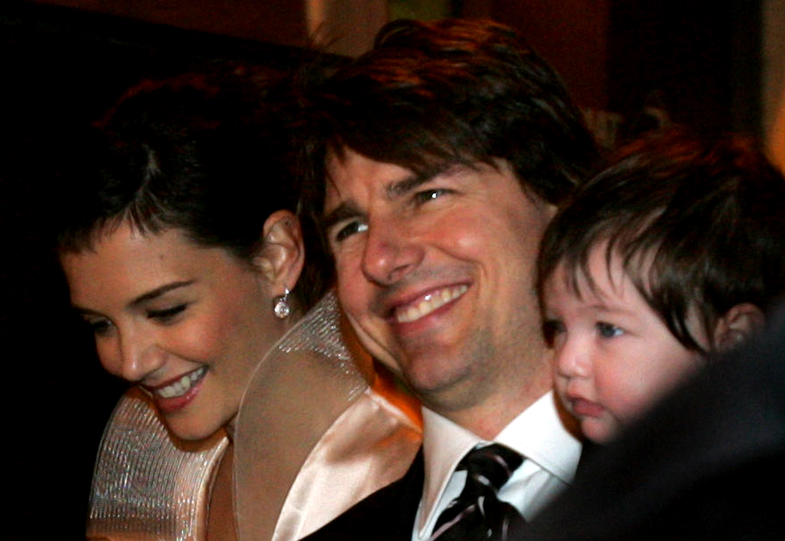 Katie Holmes, Tom und Suri Cruise kommen am 16. November 2006 im Restaurant "Nino" in Rom, Italien, an. | Quelle: Getty Images