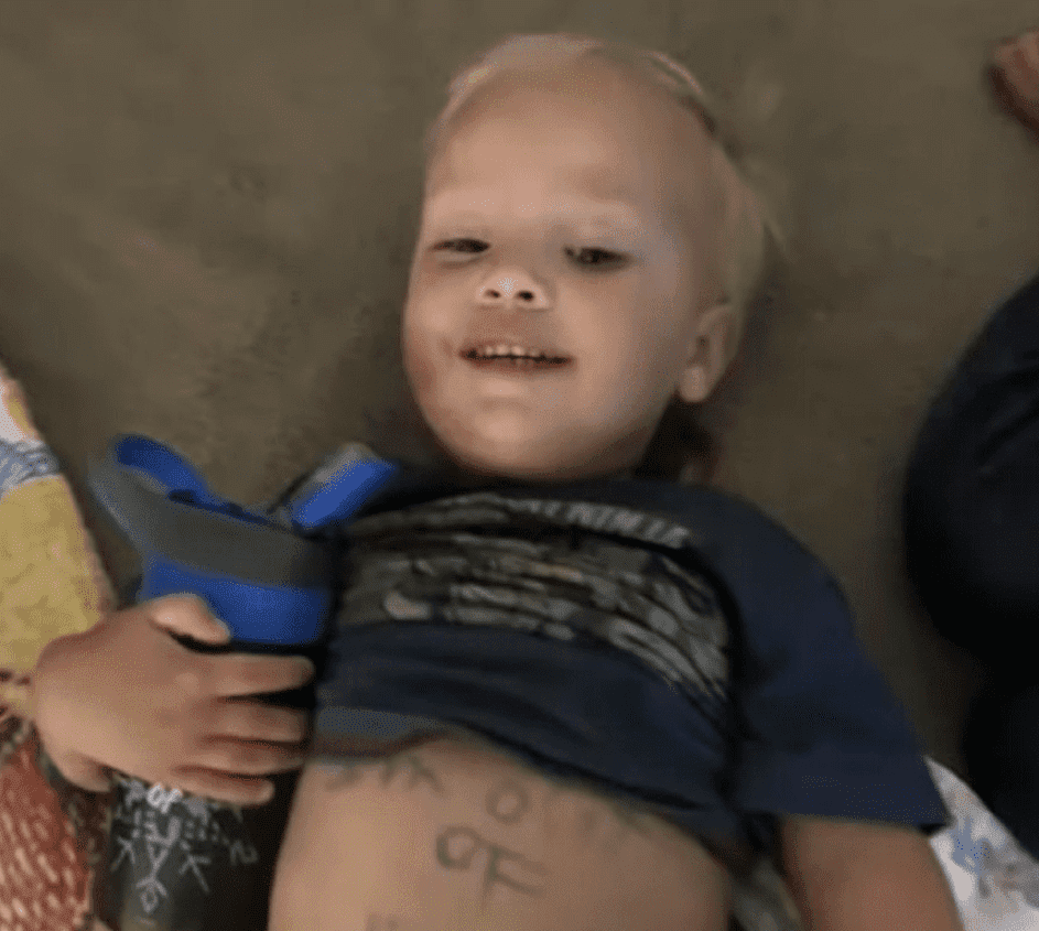 Heather Chisums kleiner Sohn Milo mit einer Nachricht auf seinem Bauch. | Quelle: Youtube.com/ABC13