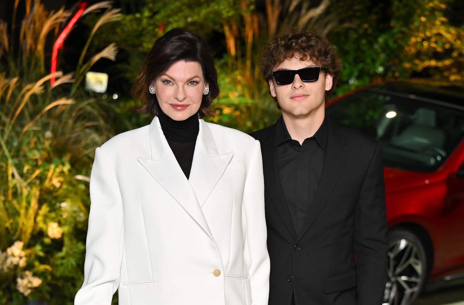 Linda Evangelista und Augustin teilten einen gemeinsamen Moment bei den WSJ. Magazine 2024 Innovator Awards, was ihre starke Verbindung widerspiegelt, da er sie bei prominenten Veranstaltungen begleitet. | Quelle: Getty Images