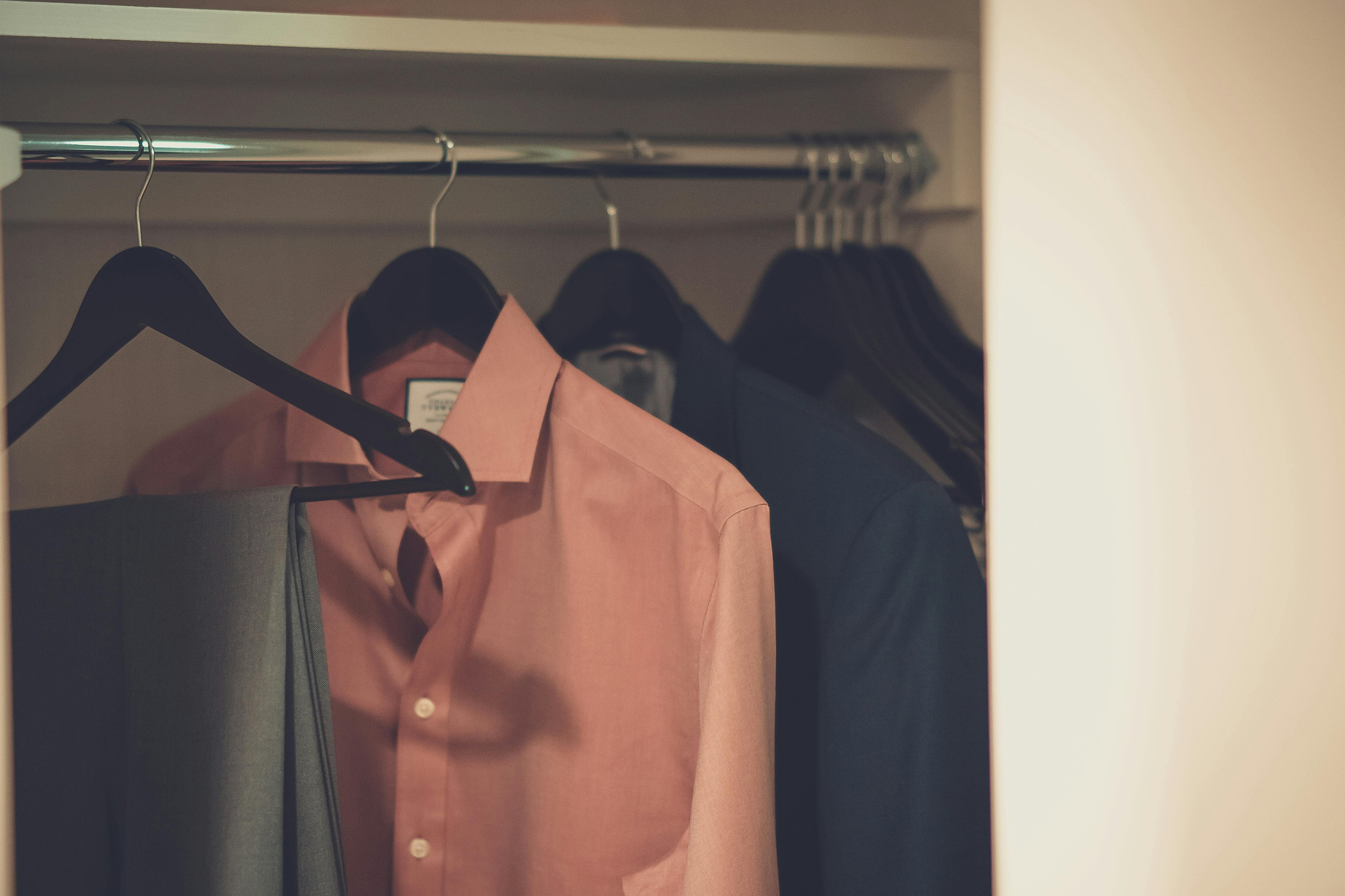 Kleidung, die in einem Schrank hängt | Quelle: Pexels
