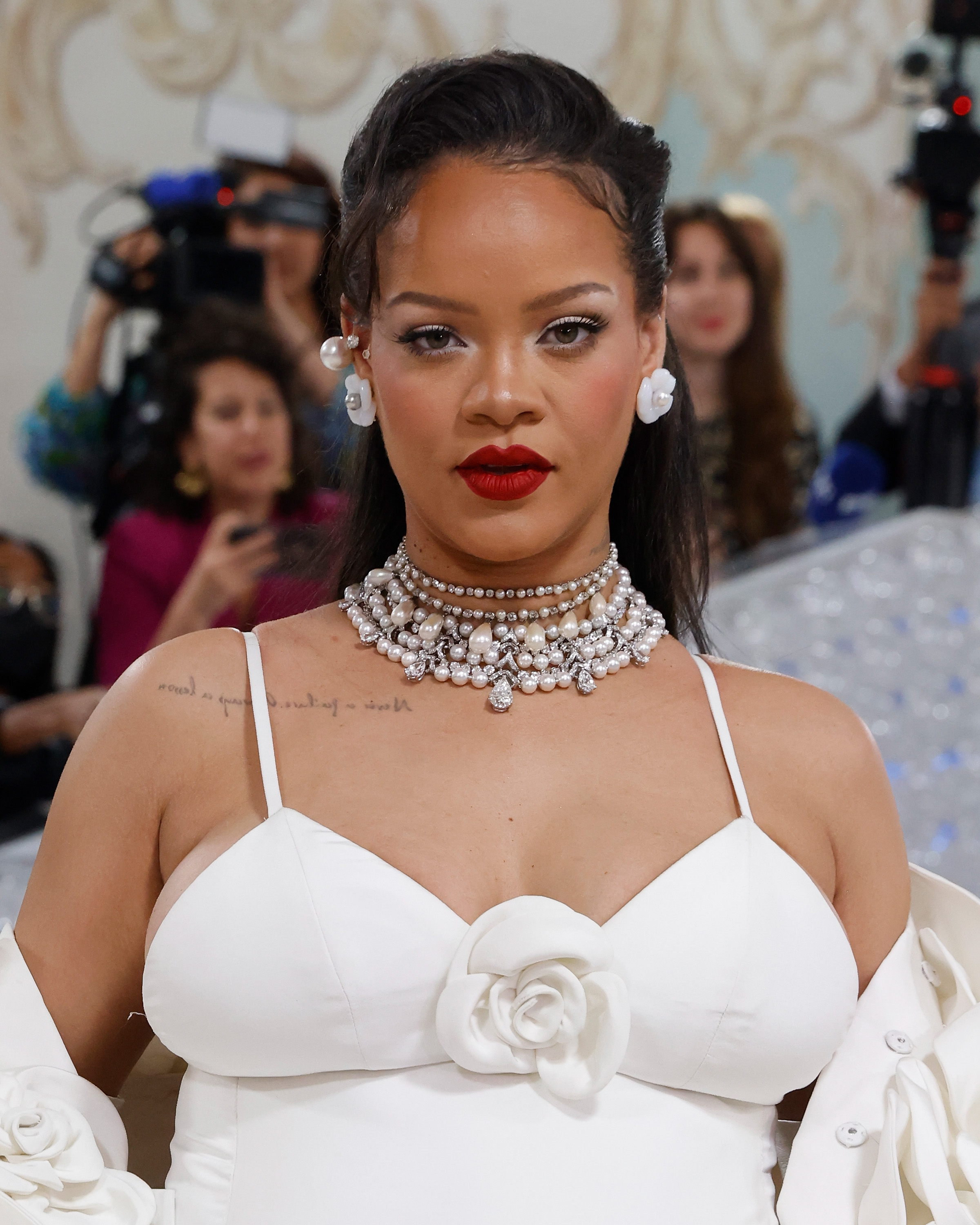 Rihanna auf dem Costume Institute Benefiz 2023 zur Feier von "Karl Lagerfeld": A Line of Beauty" im Metropolitan Museum of Art am 01. Mai 2023 in New York City | Quelle: Getty Images