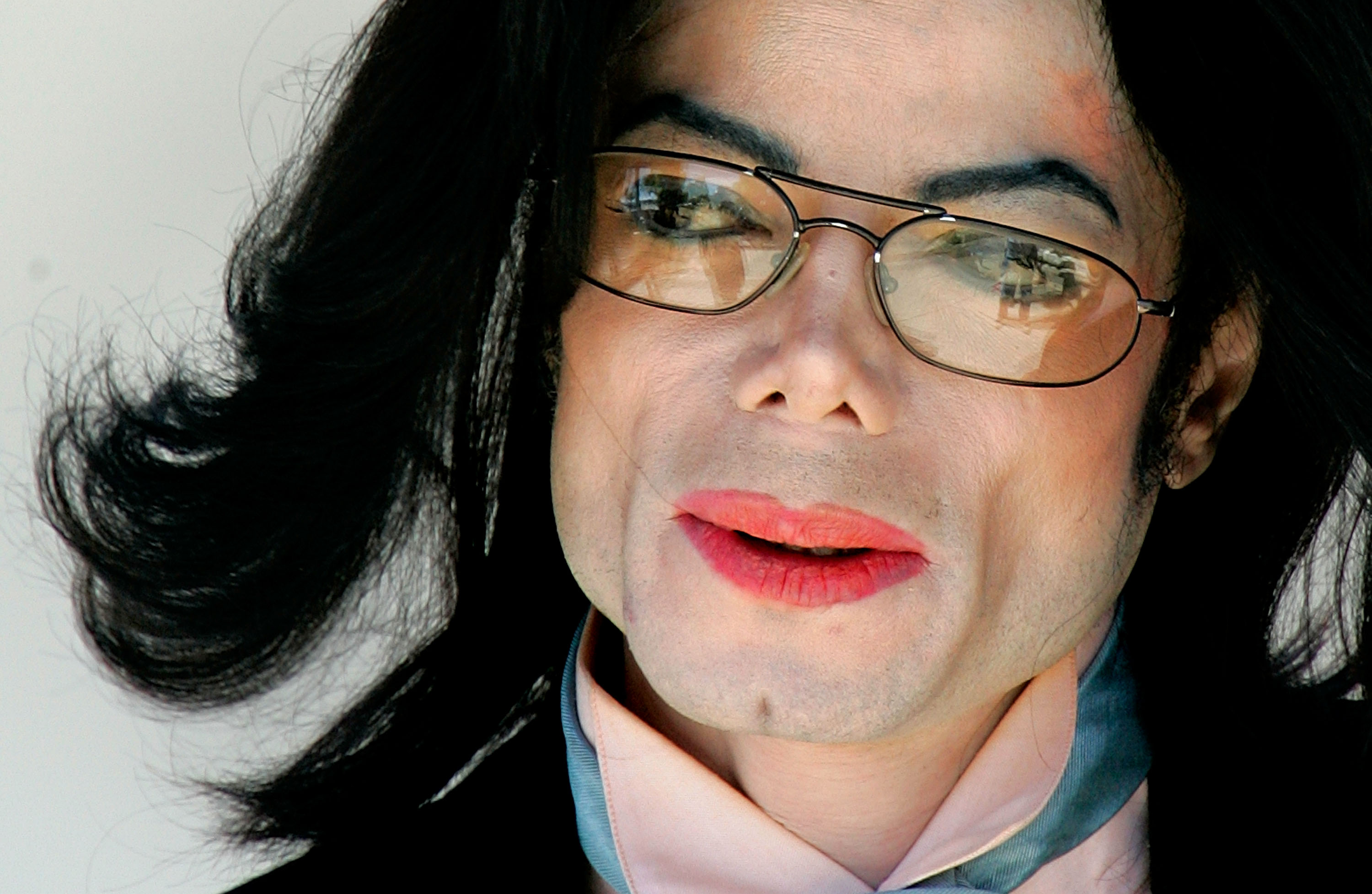 Michael Jackson im Gerichtsgebäude von Santa Barbara County im Jahr 2005 | Quelle: Getty Images