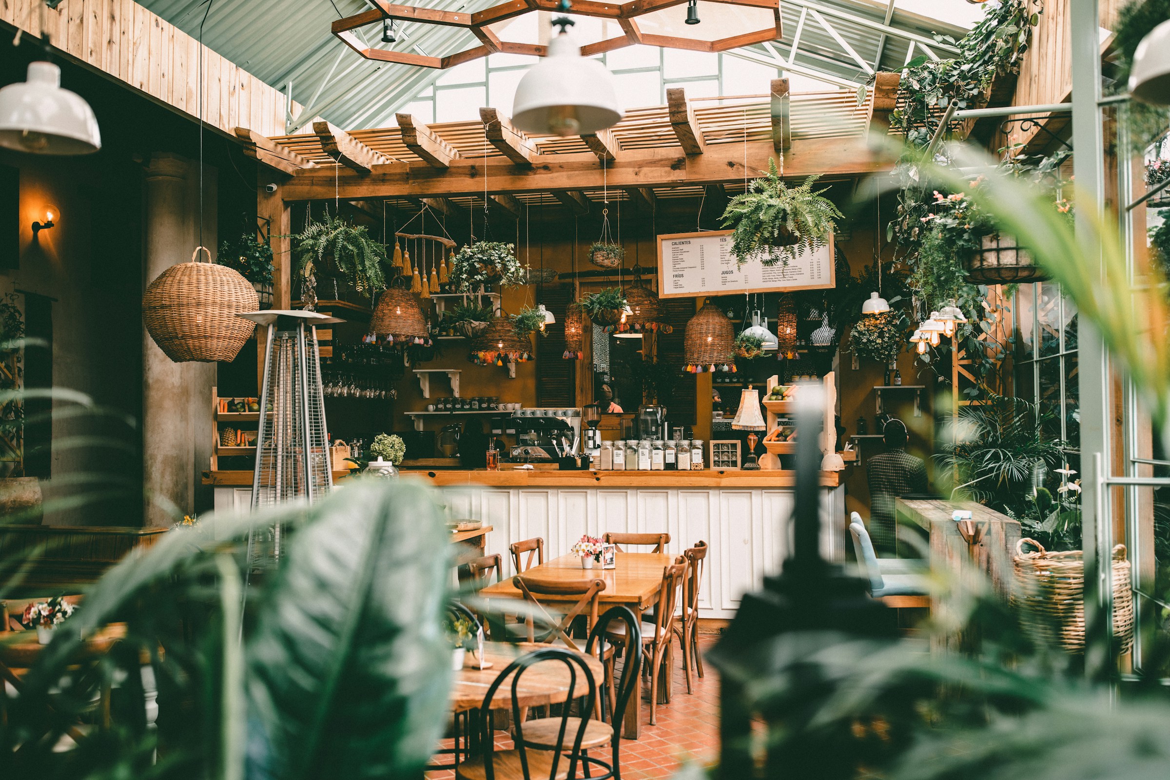 Das Innere eines Cafés | Quelle: Unsplash