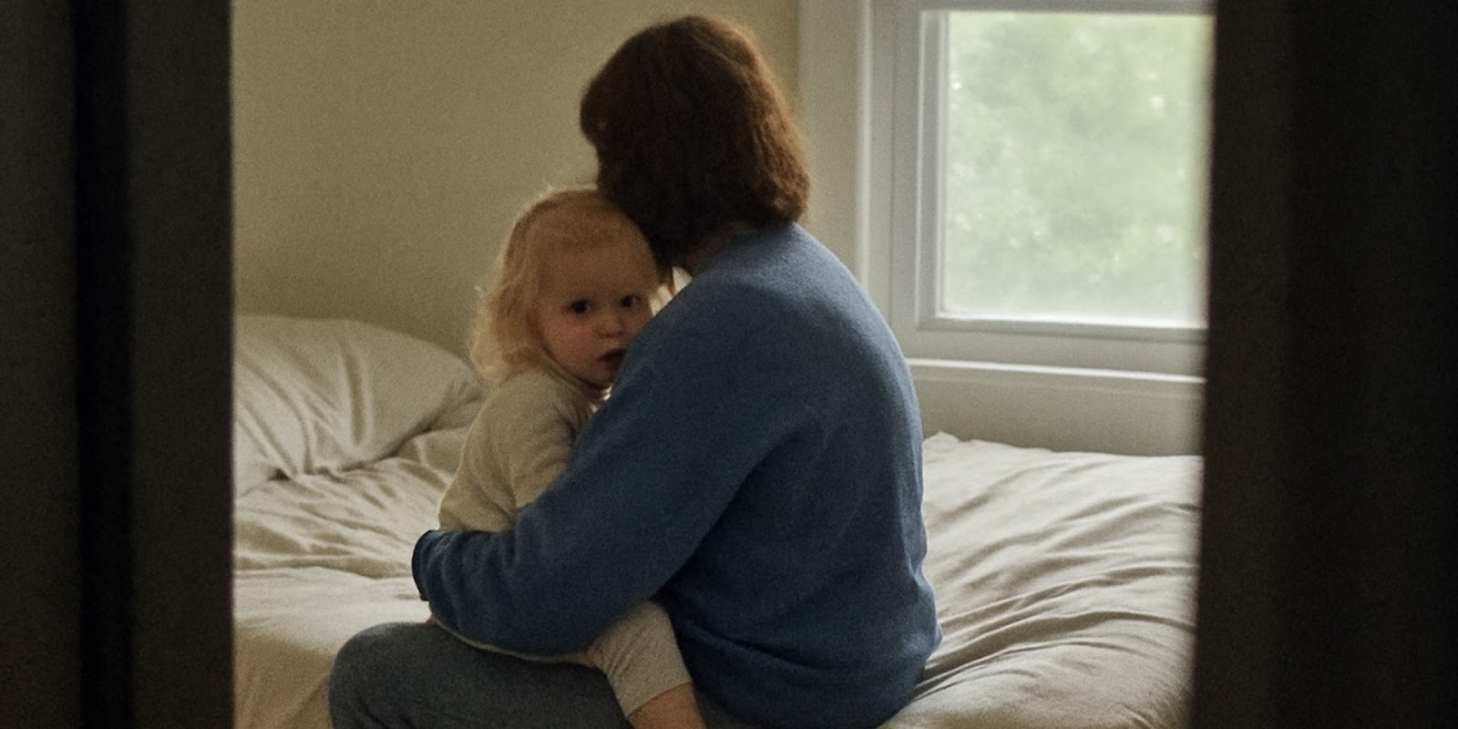 Eine Frau mit einem Kind. | Quelle: Sora