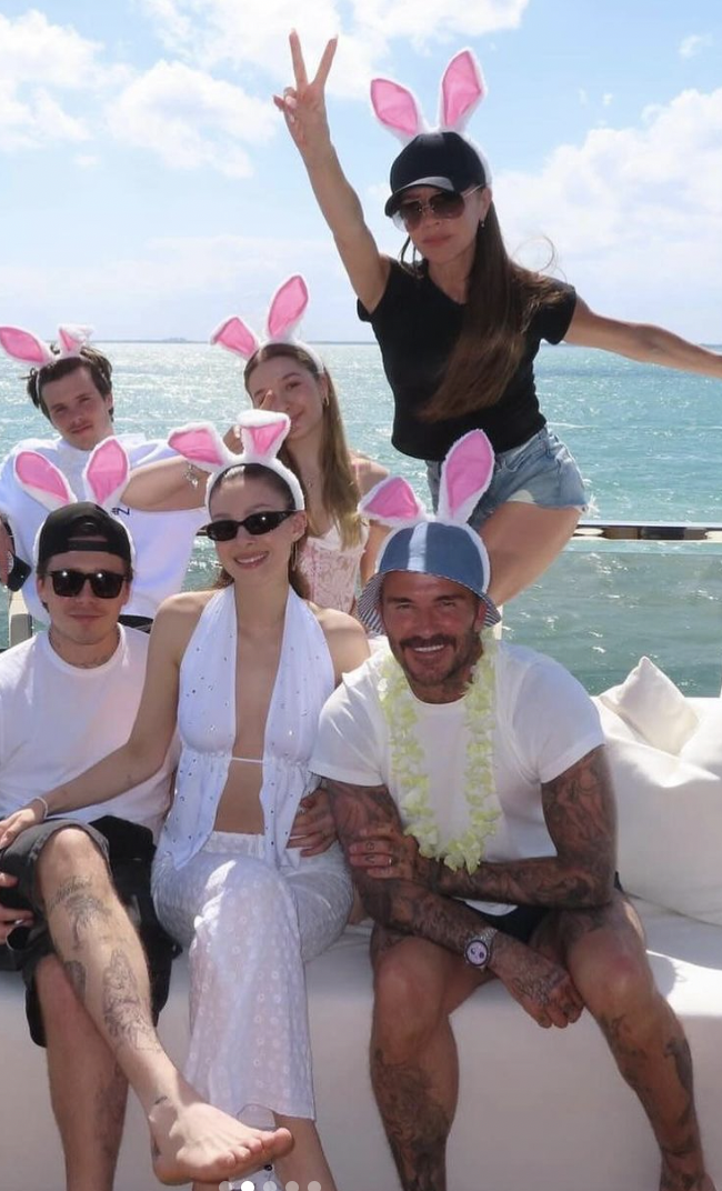 Victoria Beckham, David Beckham, Cruz Beckham, Harper Beckham, Brooklyn Peltz-Beckham und Nicola Peltz-Beckham in einem Instagram-Post vom 1. April 2024 | Quelle: Instagram.com/victoriabeckham/