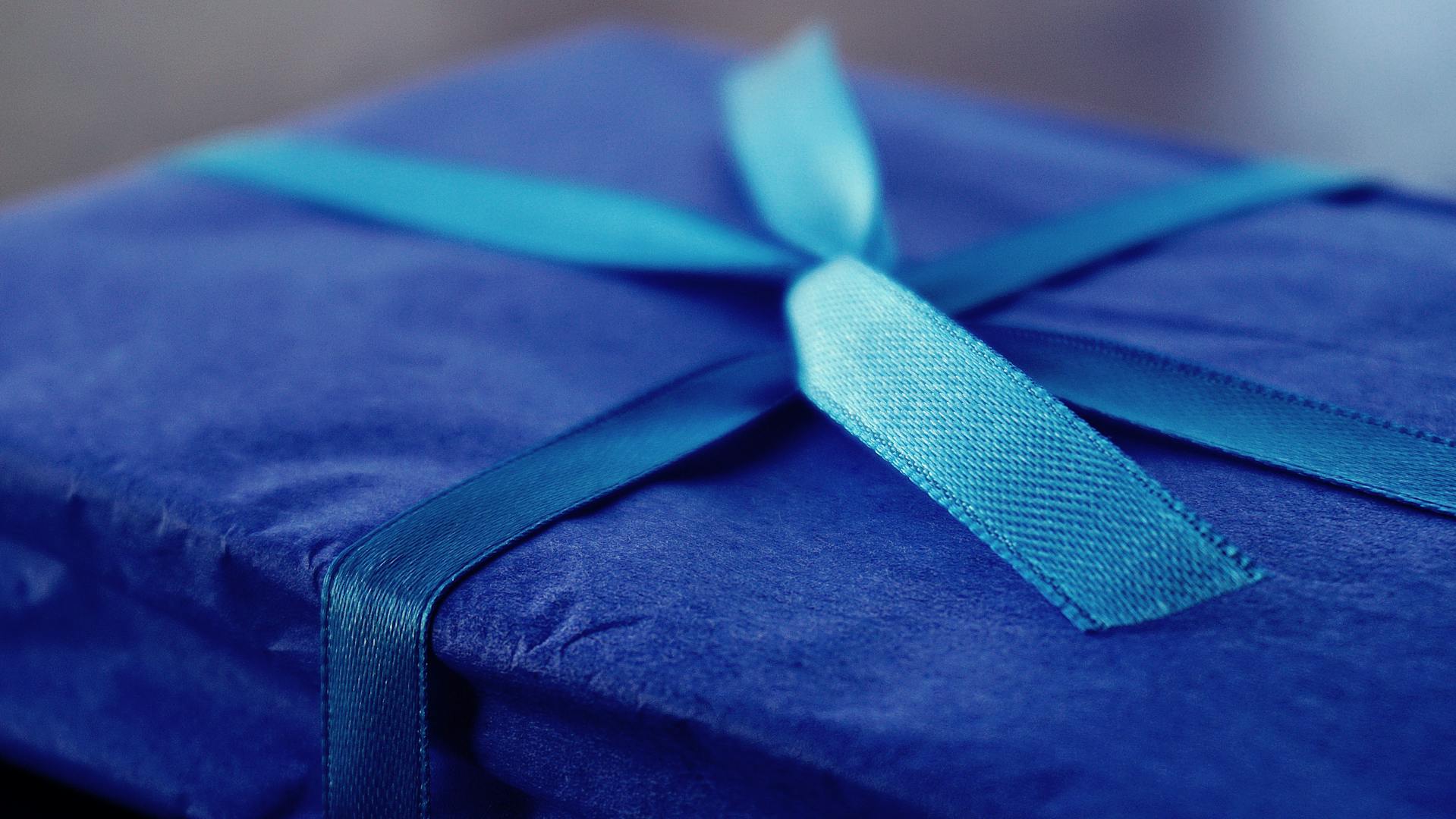 Ein mit einer Schleife gebundenes Geschenk | Quelle: Pexels