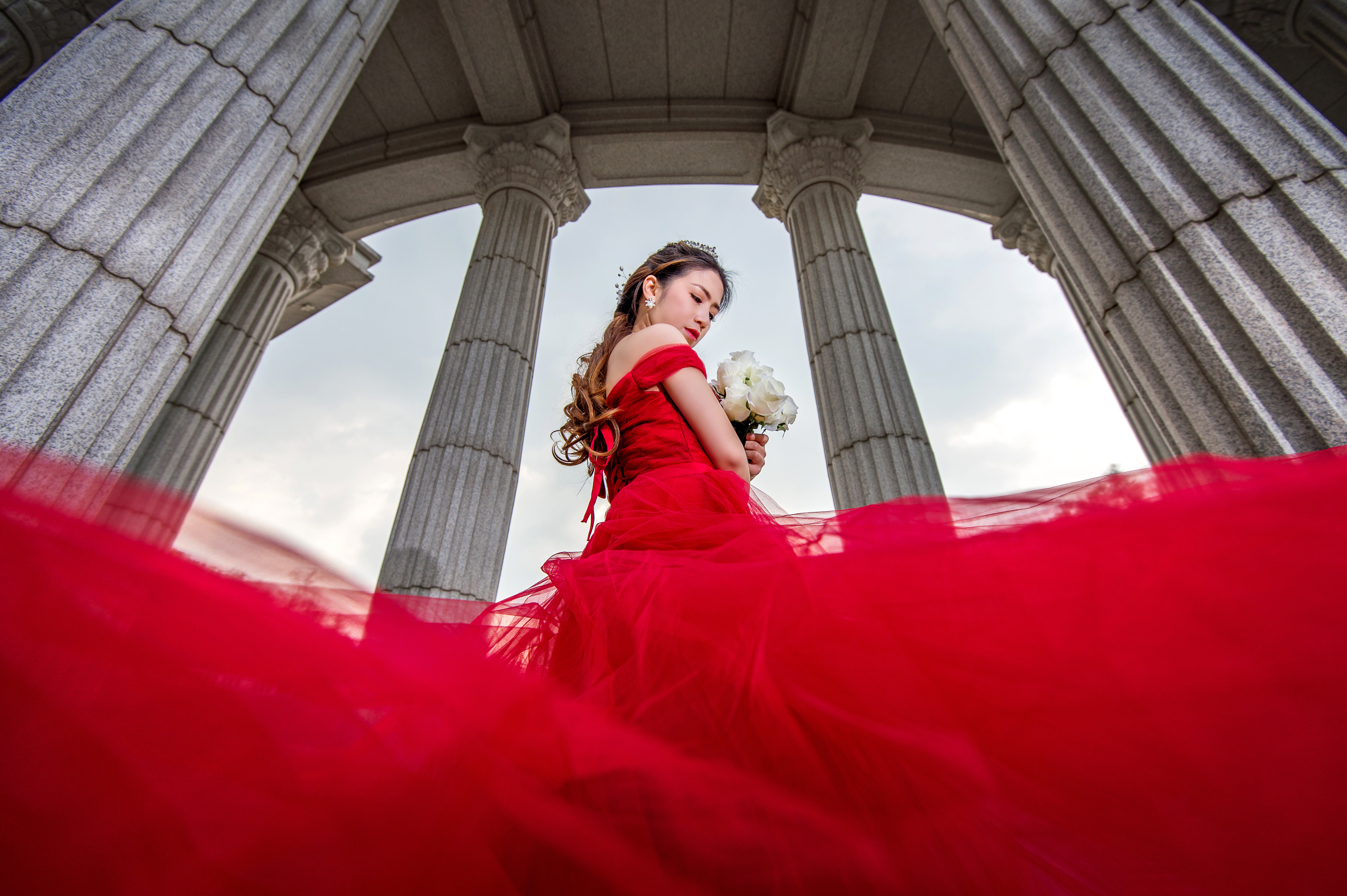 Eine Braut im roten Hochzeitskleid | Quelle: Shutterstock