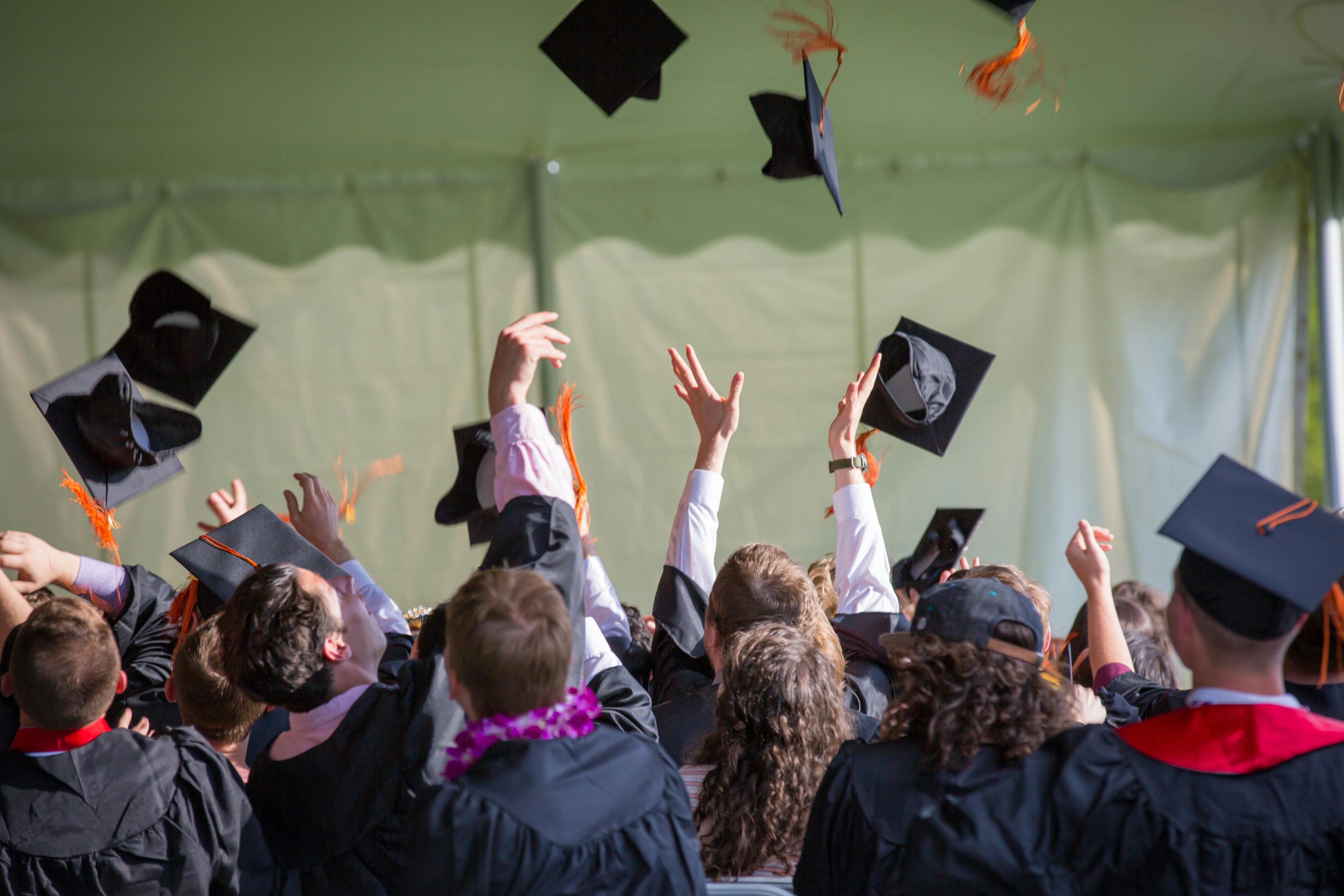 Eine Gruppe von Schülern wirft ihre Abschlusskappen in die Luft | Quelle: Emily Ranquist auf Pexels