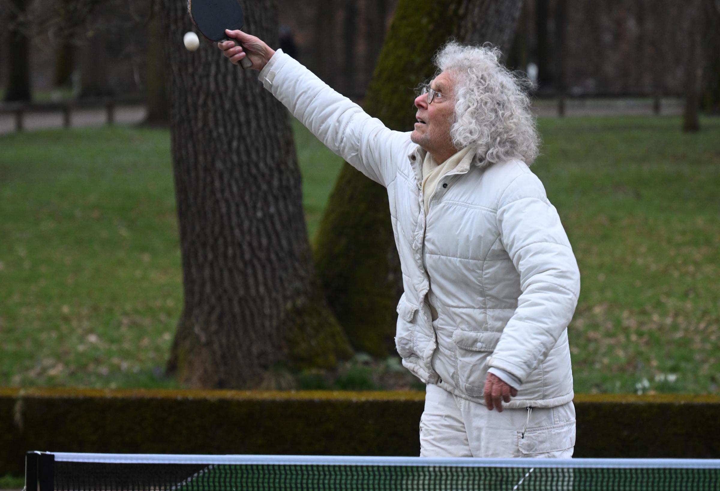 Rainer Langhans beim Tischtennis | Quelle: Getty Images