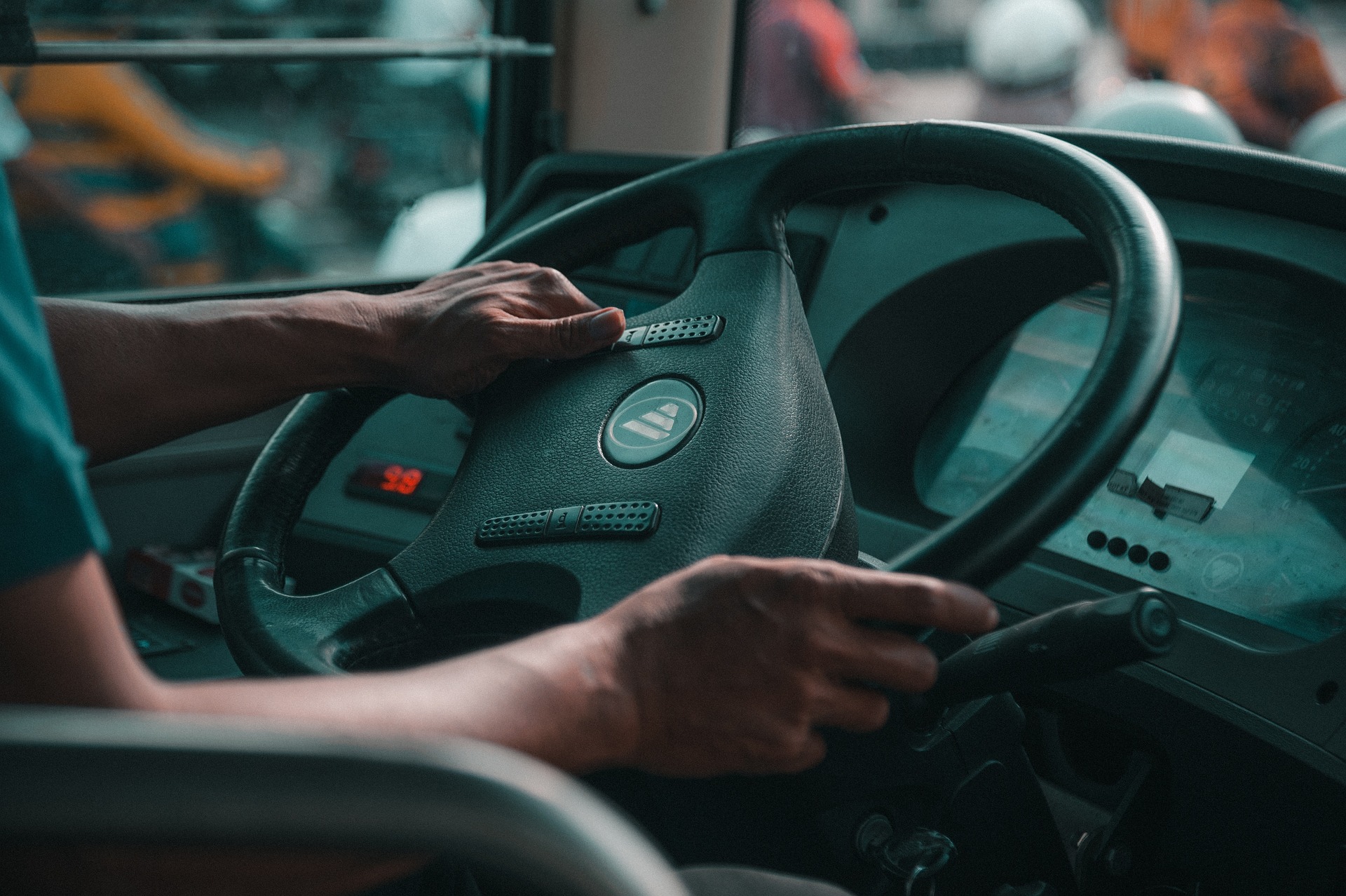 Eine Nahaufnahme eines Busfahrers, der ein Lenkrad hält | Quelle: Pixabay