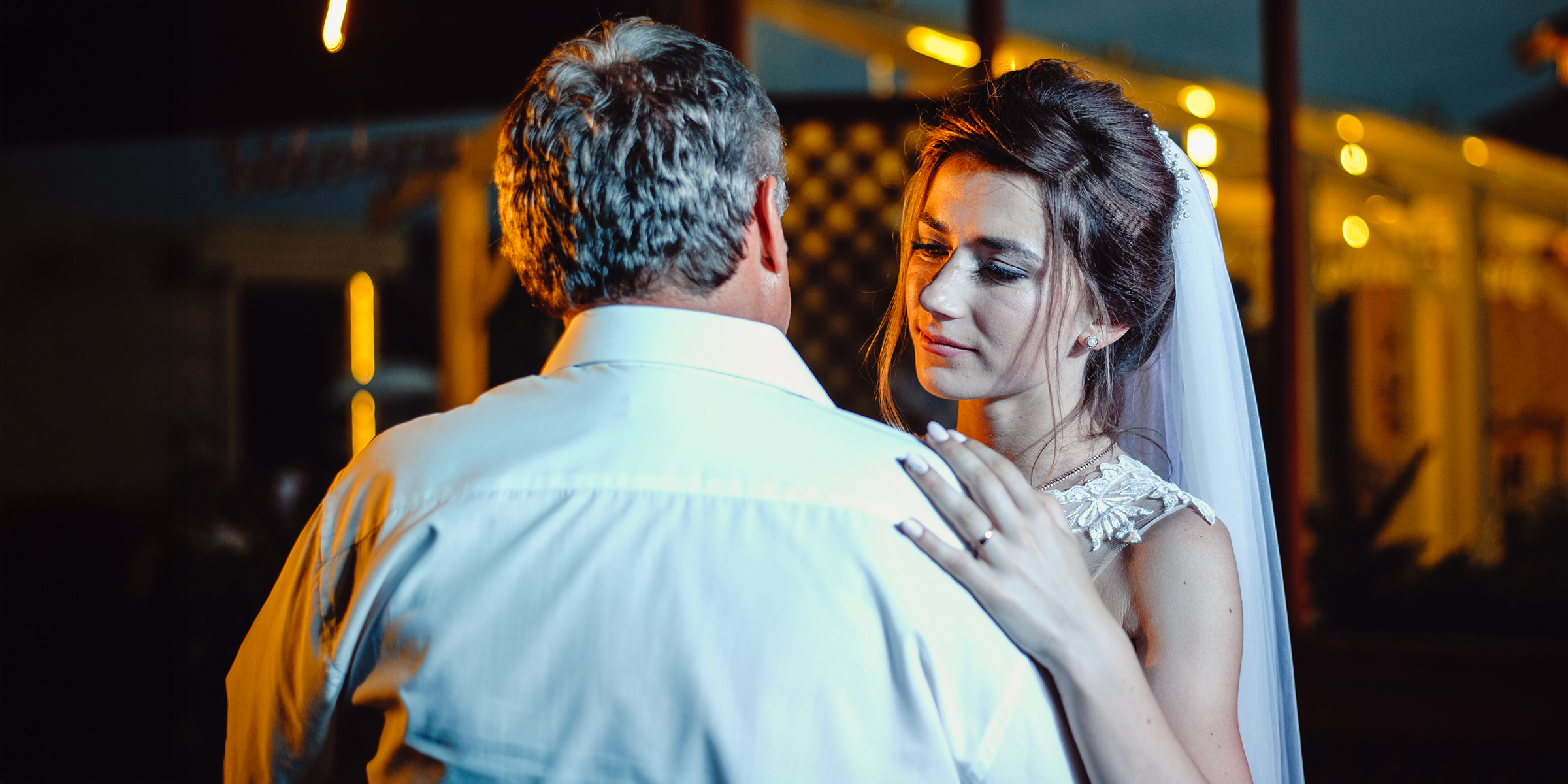 Die Braut und ihr Vater beim Tanzen | Quelle: Shutterstock