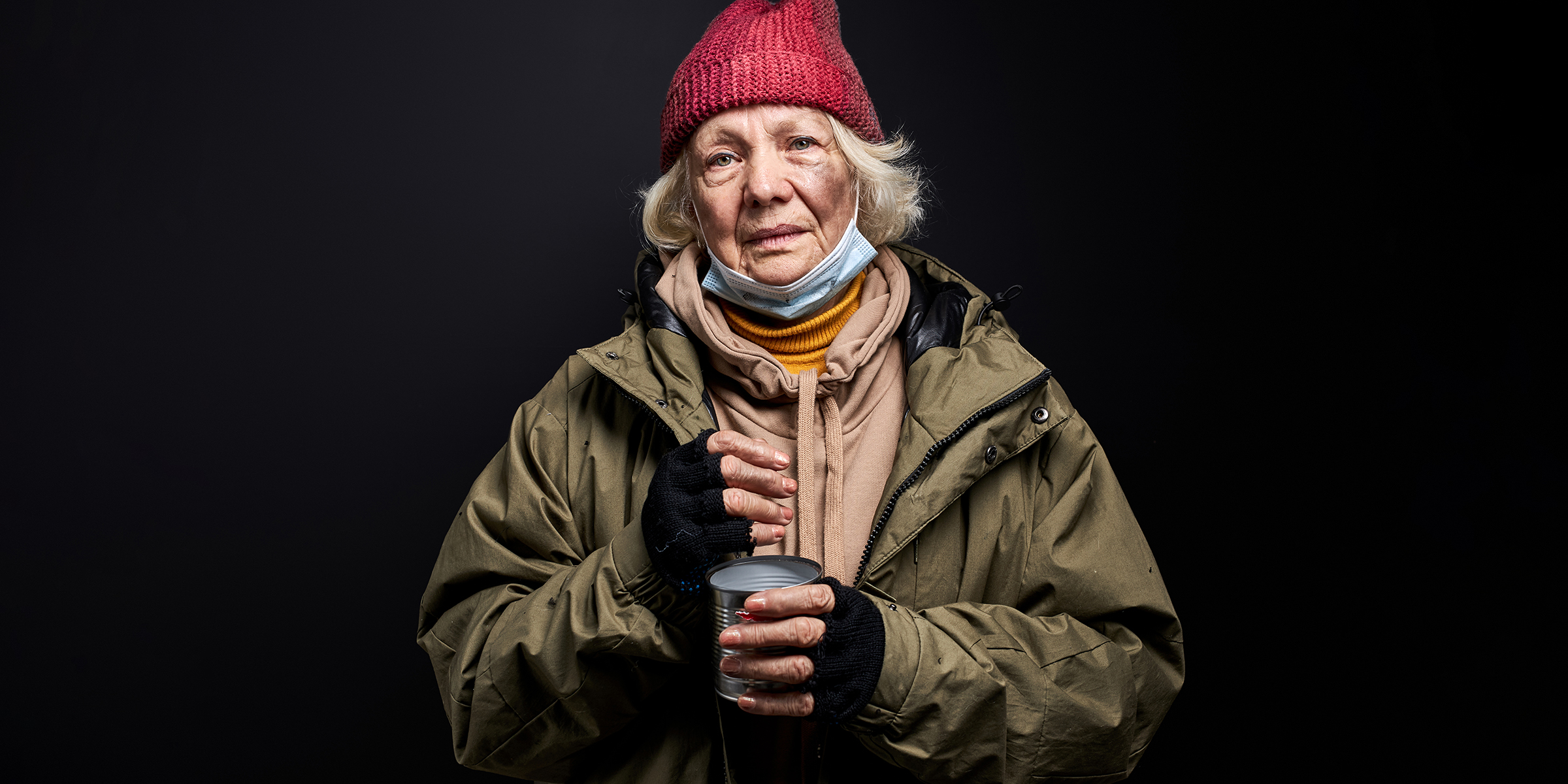 Eine ältere obdachlose Frau | Quelle: Shutterstock