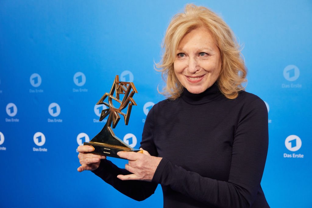 Maren Kroymann, Schauspielerin, steht vor einer Logo-Wand mit der Trophäe des Rose d · Or Liftetime Achievement Award 2019 bei einem Fotoshooting anlässlich der jährlichen Pressekonferenz der ARD  I Quelle: Getty Images