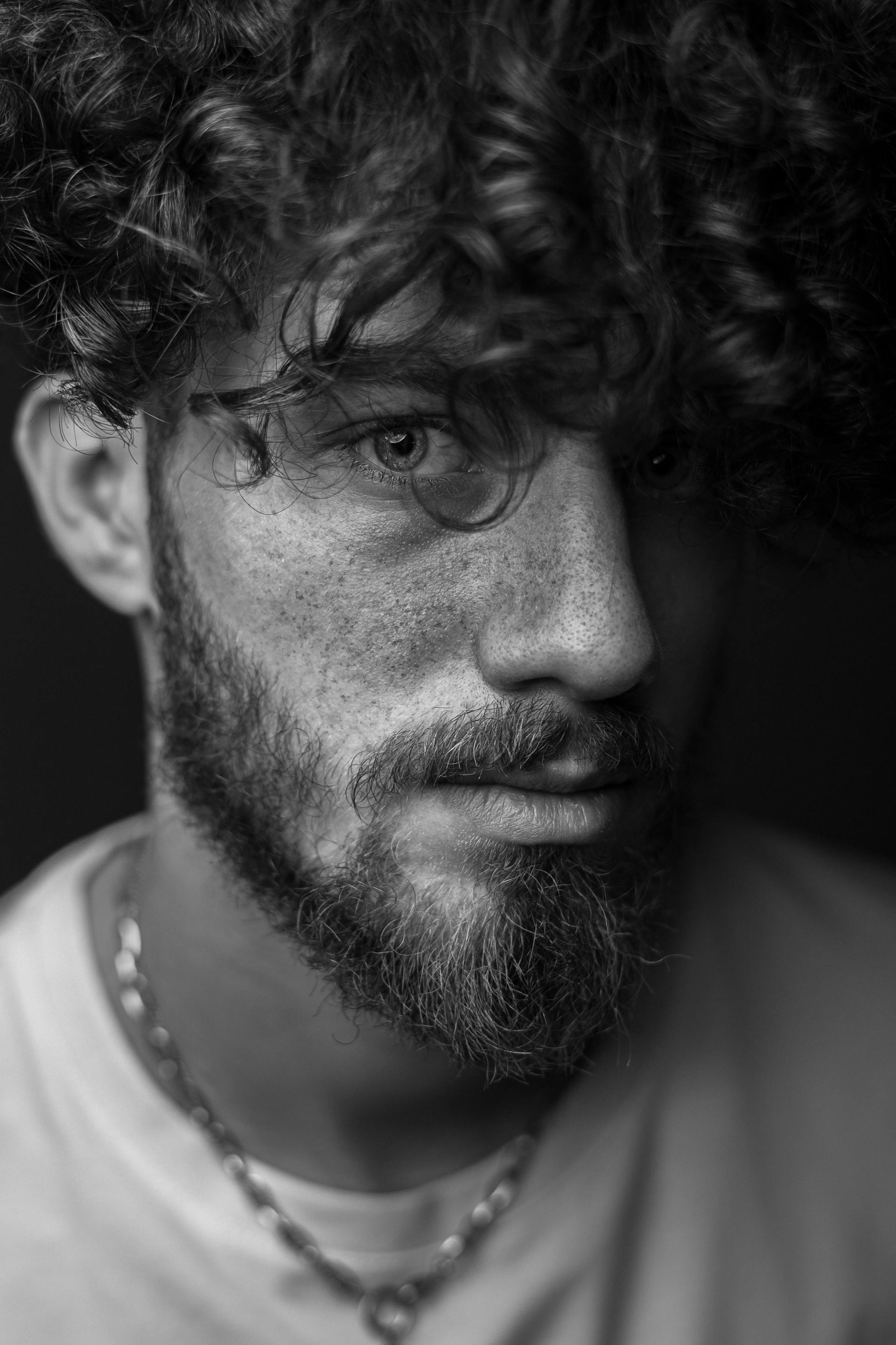 Ein Mann, der schockiert starrt | Quelle: Pexels