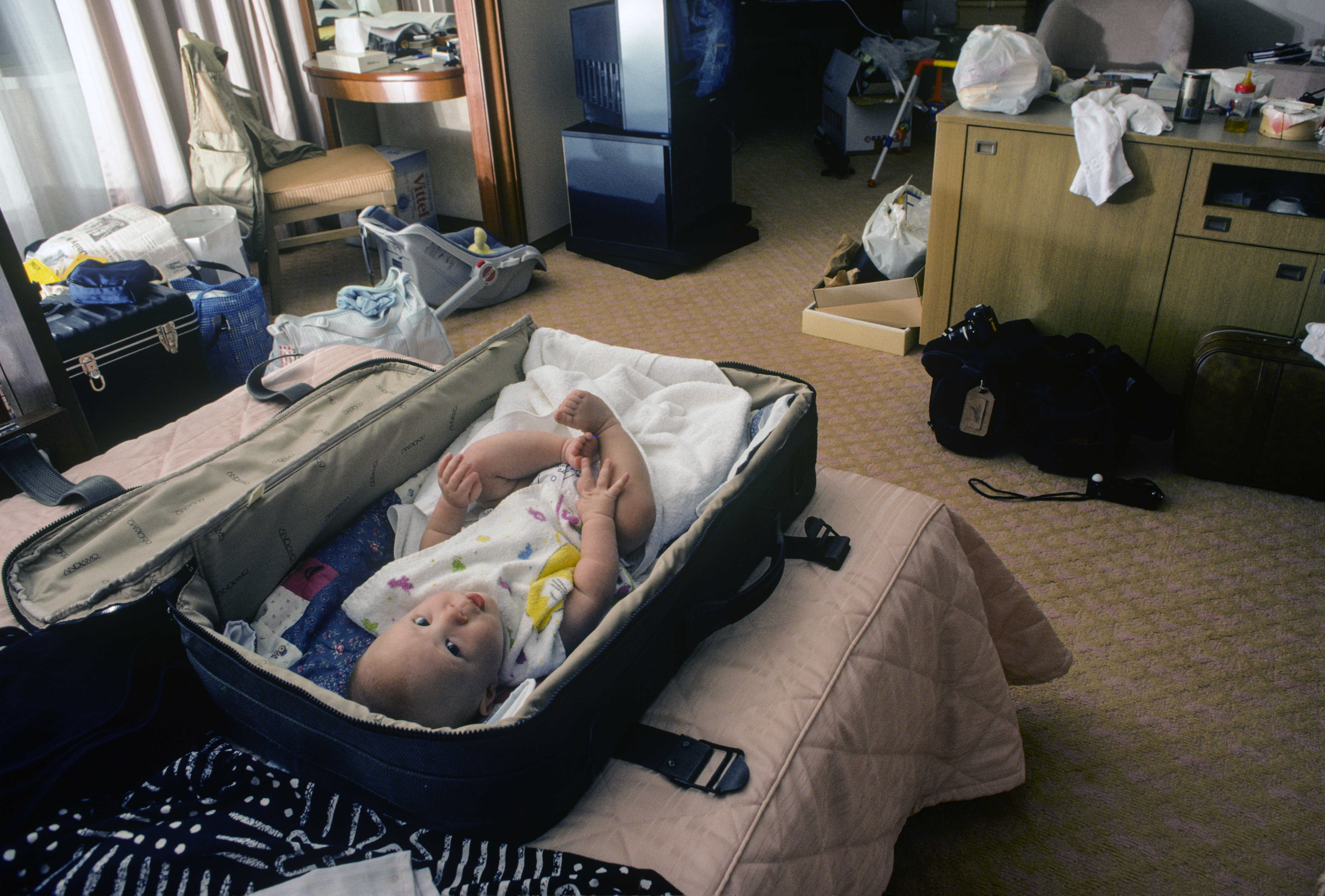 Baby in einem Koffer liegend | Quelle: Getty Images