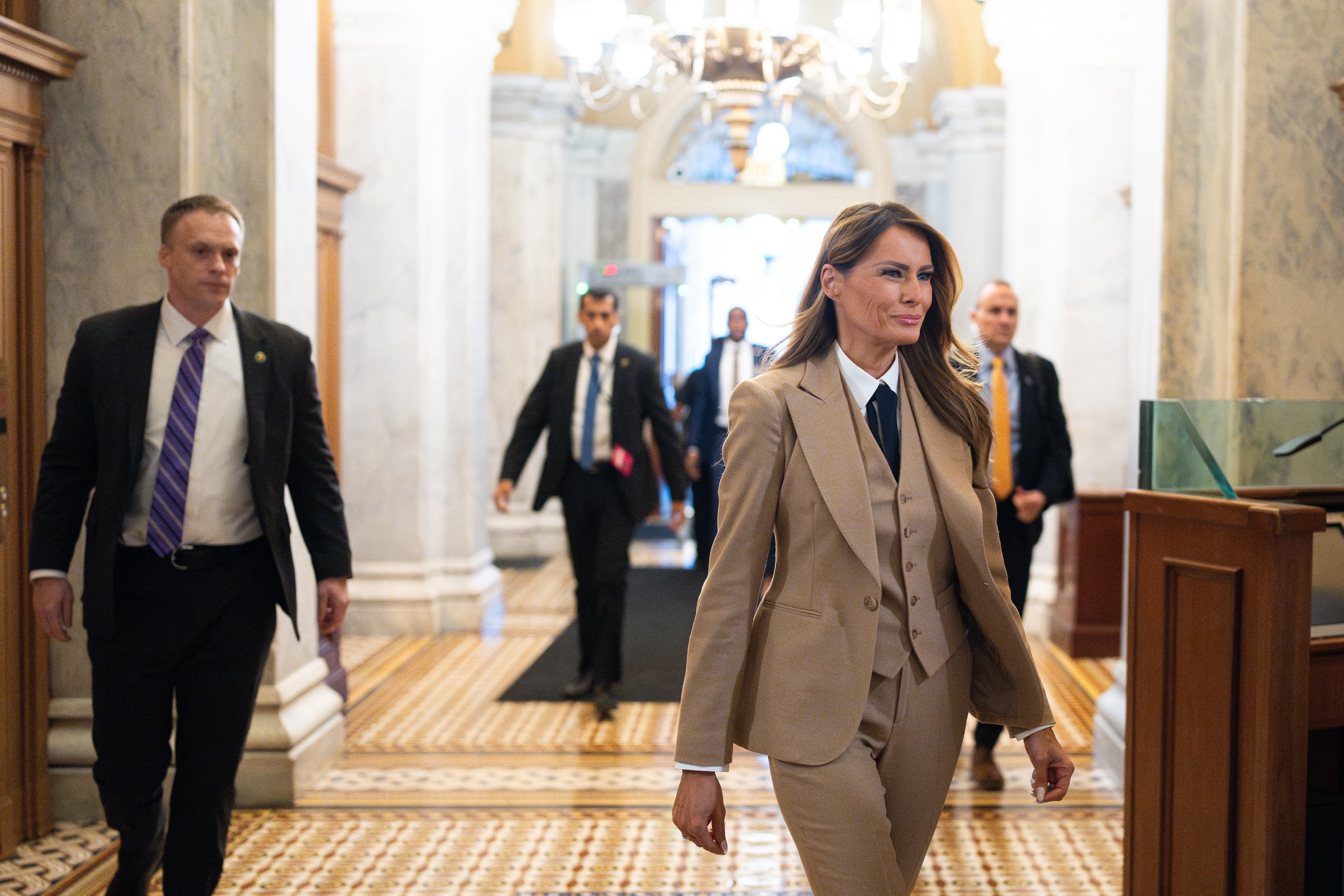 First Lady Melania Trump betritt das US-Kapitol am Montag, 3. März 2025, durch den Kutscheneingang des Senats | Quelle: Getty Images