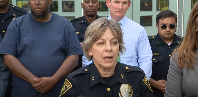 Die Polizei spricht in einer Pressekonferenz über die Schießerei an der Wilmer-Hutchins High School am 15. April 2025 | Quelle: Youtube/FOX 4 Dallas-Fort Worth