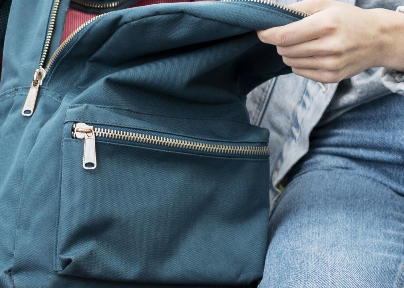 Eine Frau, die einen Rucksack hält | Quelle: Freepik