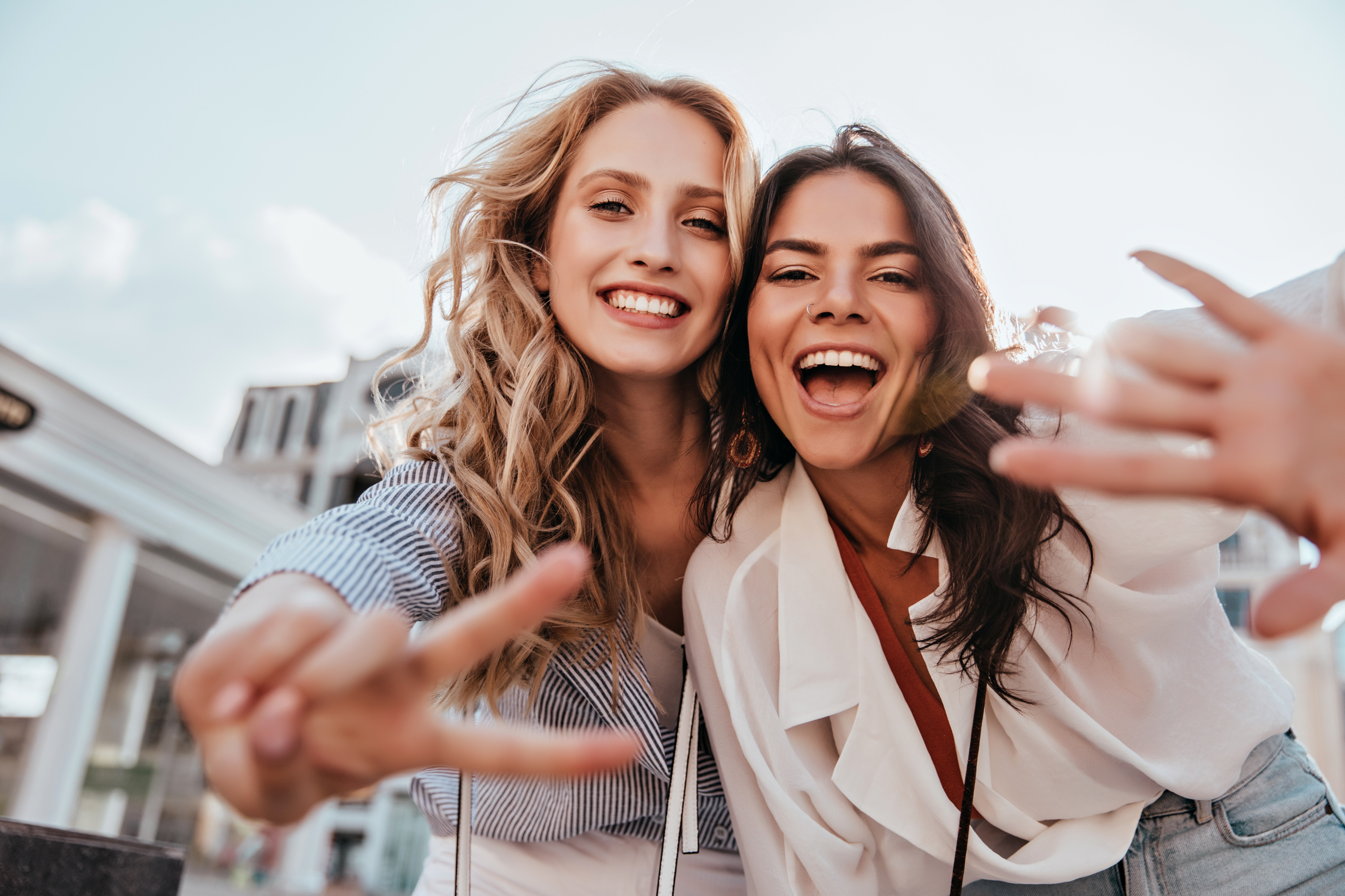 Zwei lachende Frauen | Quelle: Shutterstock