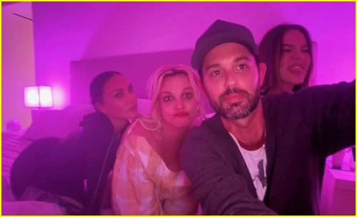 Kim Kardashian, Britney Spears, Cade Hudson und Khloé Kardashian am 14. November 2025 in Hidden Hills, Calabasas. | Quelle: Instagram/kimkardashian