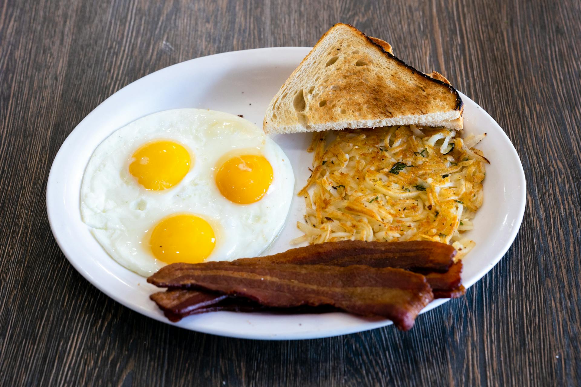 Ein Frühstück auf dem Tisch eines Cafés | Quelle: Pexels