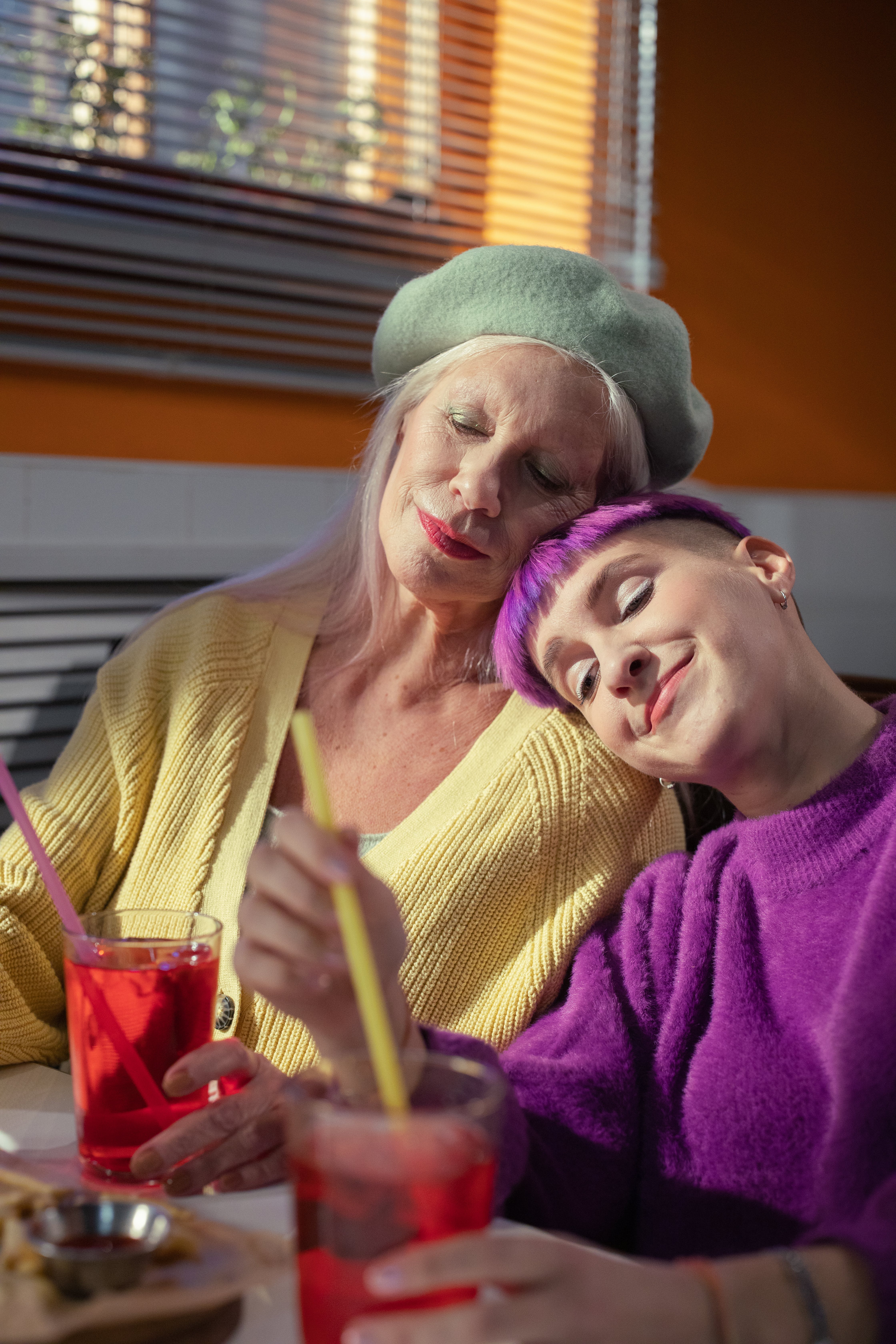 Eine jüngere Frau und eine ältere Frau, die sich bei einem Drink kennenlernen | Quelle: Pexels