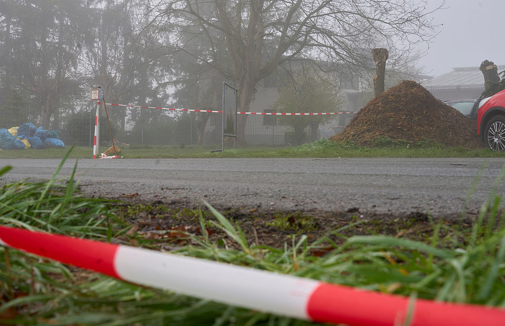17. April 2026, Hessen, Runkel: Am Unfallort ist noch das Absperrband vom Vortag zu sehen. Der Verkehr vor dem Unfallort wurde wieder freigegeben. | Quelle: Getty Images