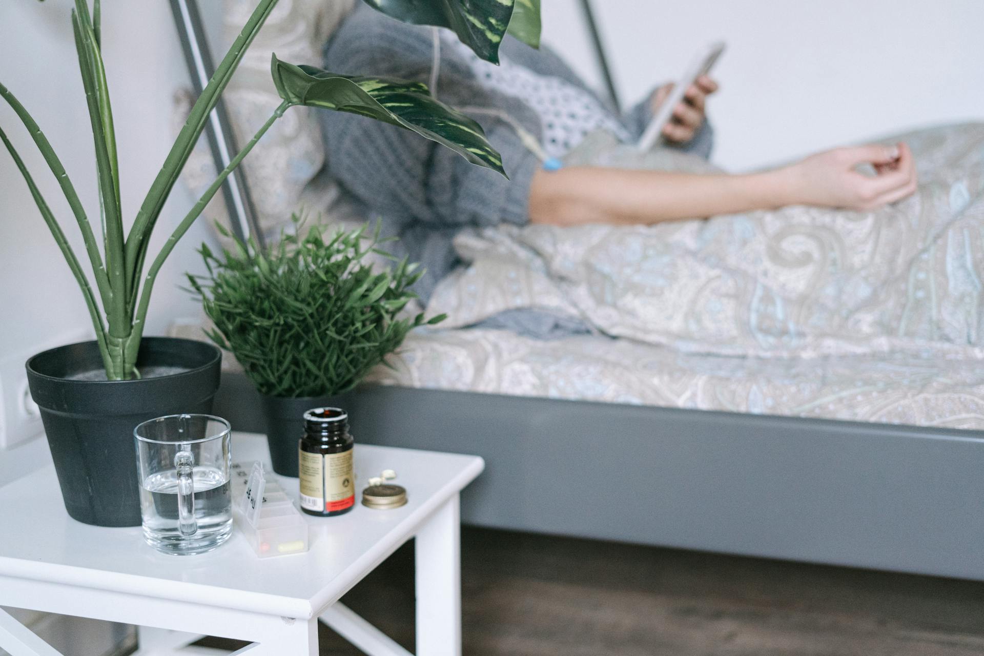 Eine kranke Frau im Bett | Quelle: Pexels