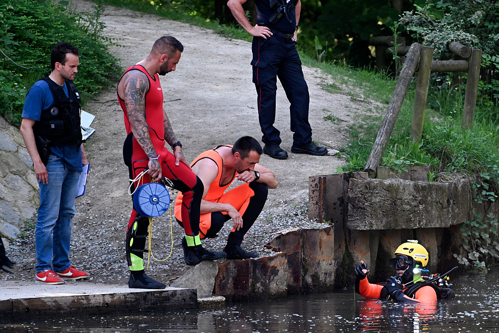 Taucher suchen am 25. Mai 2026 in der Vilaine in der Nähe der Stelle nach Beweismitteln, an der am Vortag in Rennes die Leiche eines 12-jährigen Jungen gefunden wurde. | Quelle: Getty Images