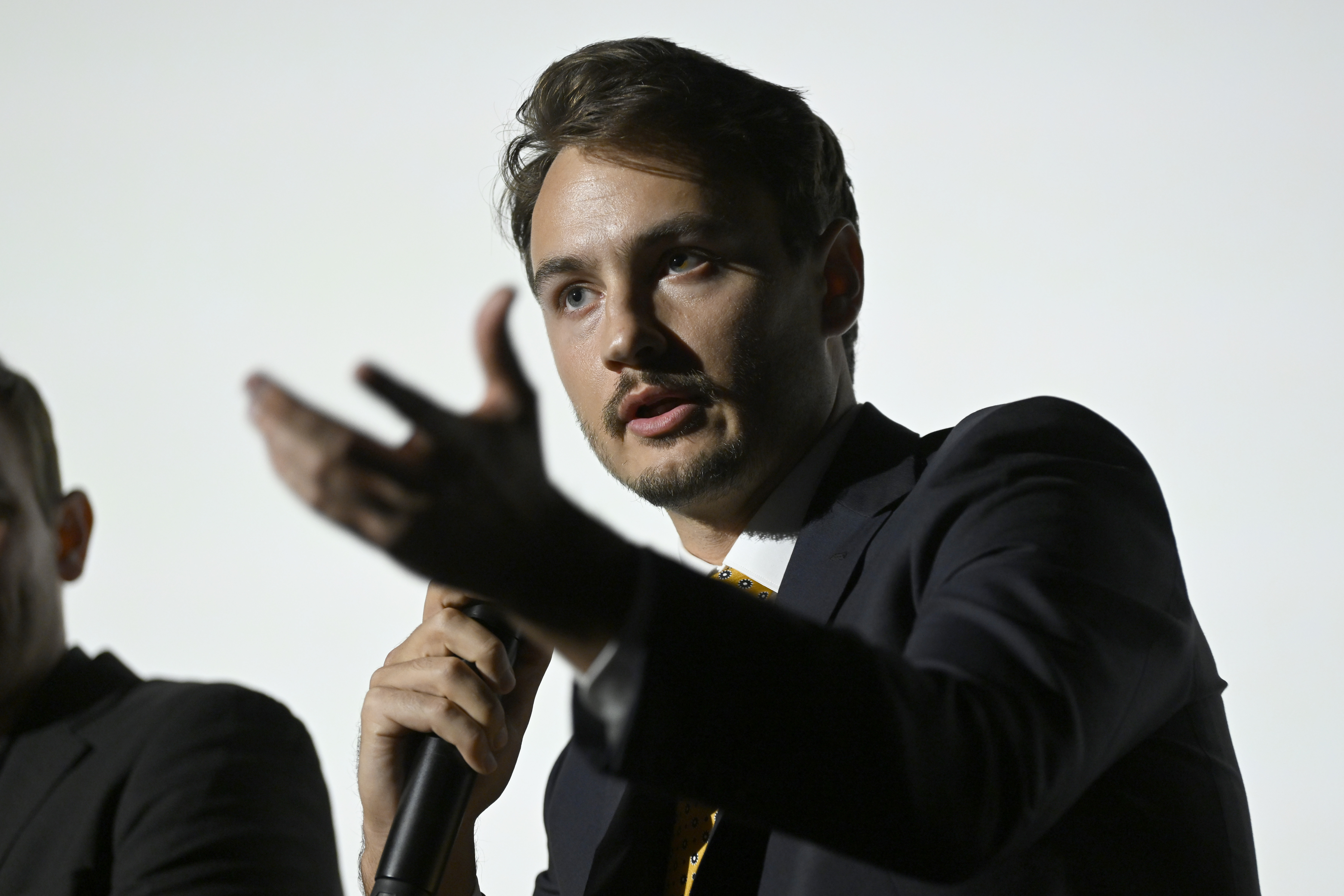 Brandon Thomas Lee spricht während der "Pamela, a love story" New York Special Screening am 1. Februar 2023 | Quelle: Getty Images