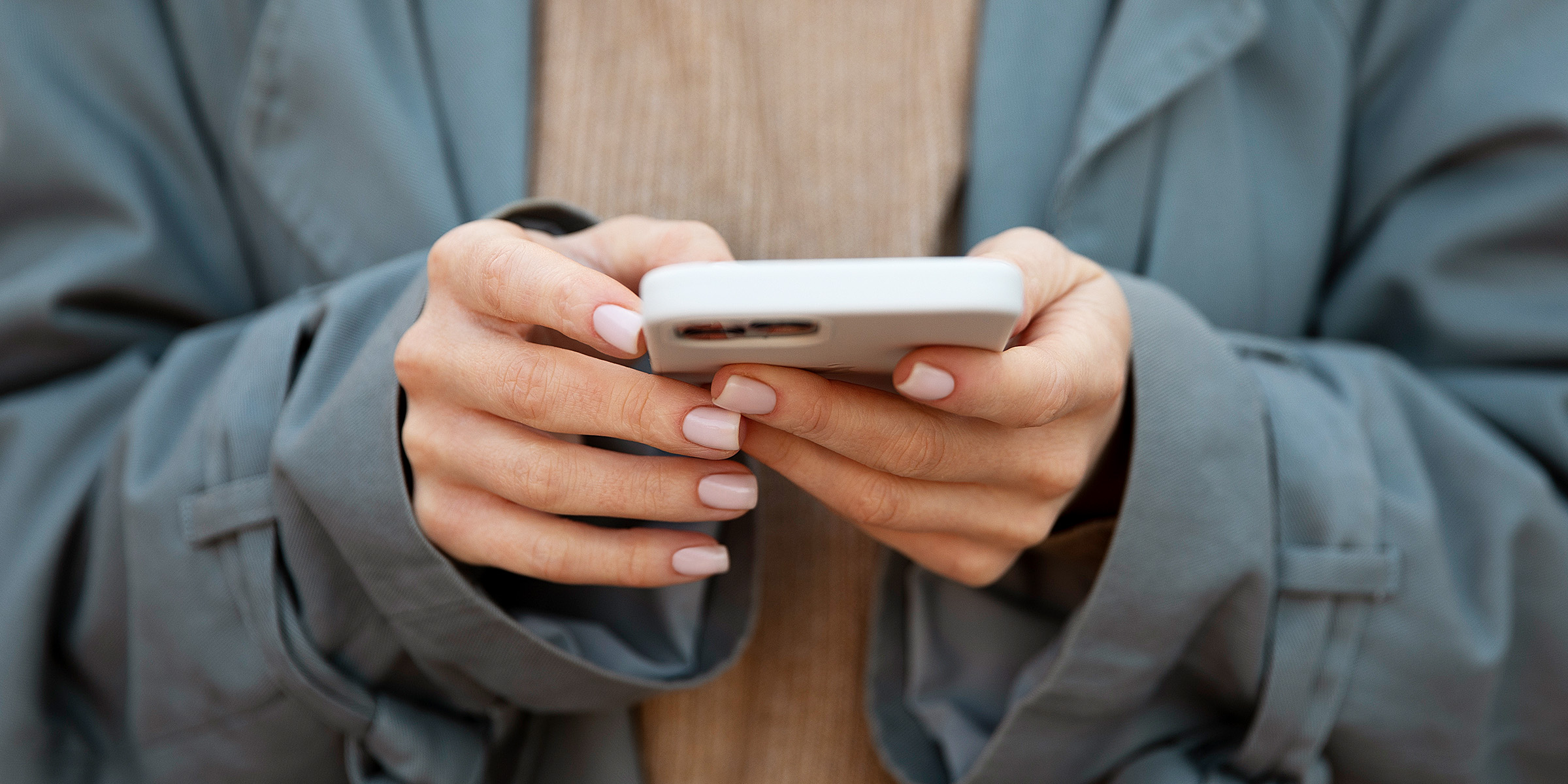 Eine Frau hält ihr Telefon | Quelle: Freepik