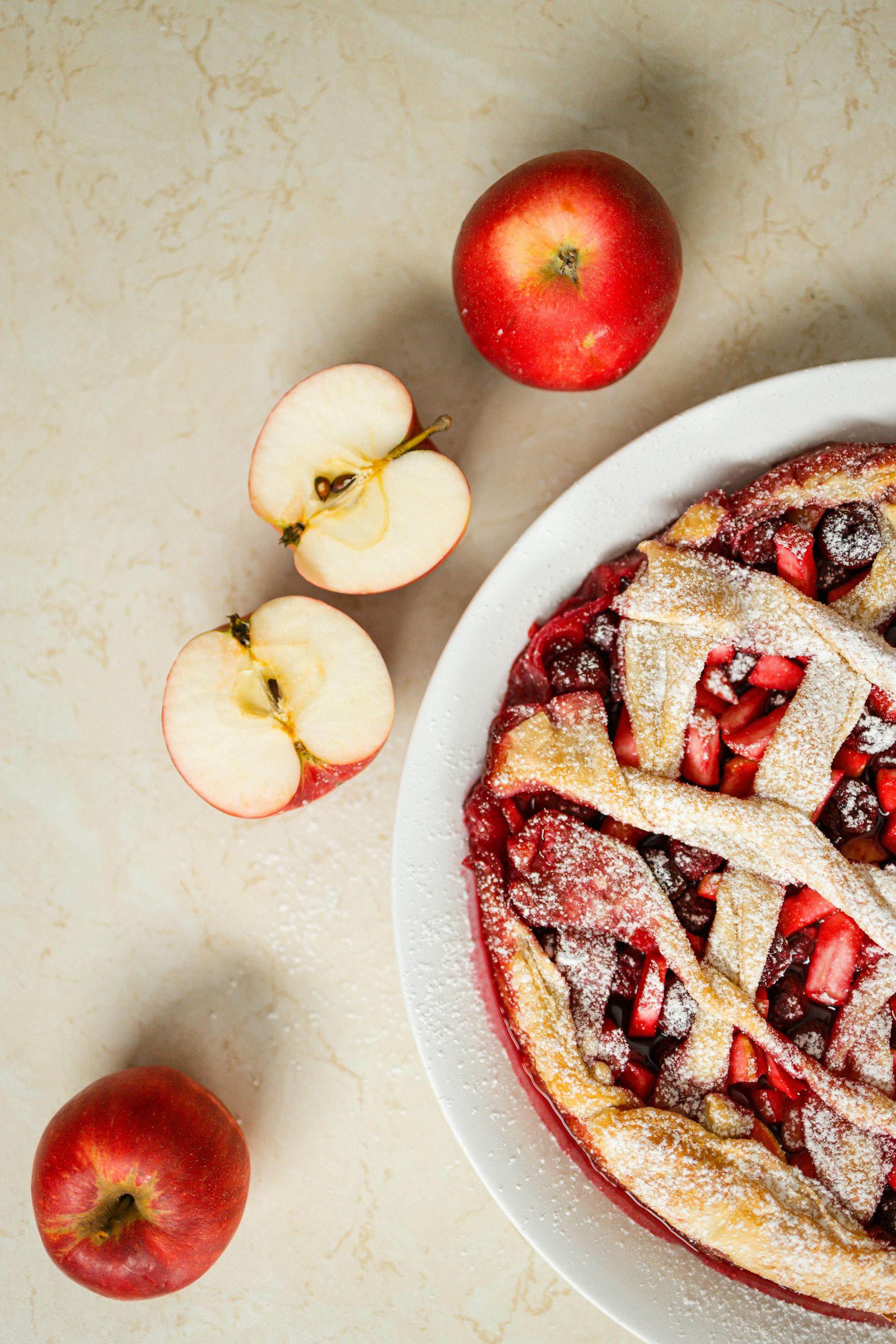 Äpfel, die neben einem Apfelkuchen liegen | Quelle: Pexels