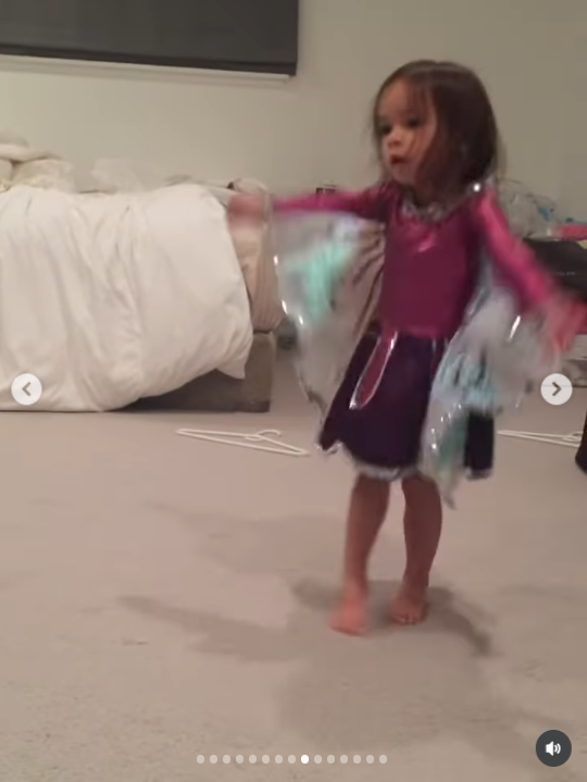 Die kleine Fiona tanzt voller unbeschwerter Energie und wirbelt in ihrem selbstgemachten Kostüm herum, während sie spielt. Dieser fröhliche Moment aus ihrer Kindheit gibt einen Einblick in ihre Persönlichkeit, lange bevor sie zu dem Mädchen heranwuchs, an das sich ihre Familie wegen ihrer Kreativität und ihrer Liebe zum Tanz erinnern würde. | Quelle: Instagram/mabellowe_