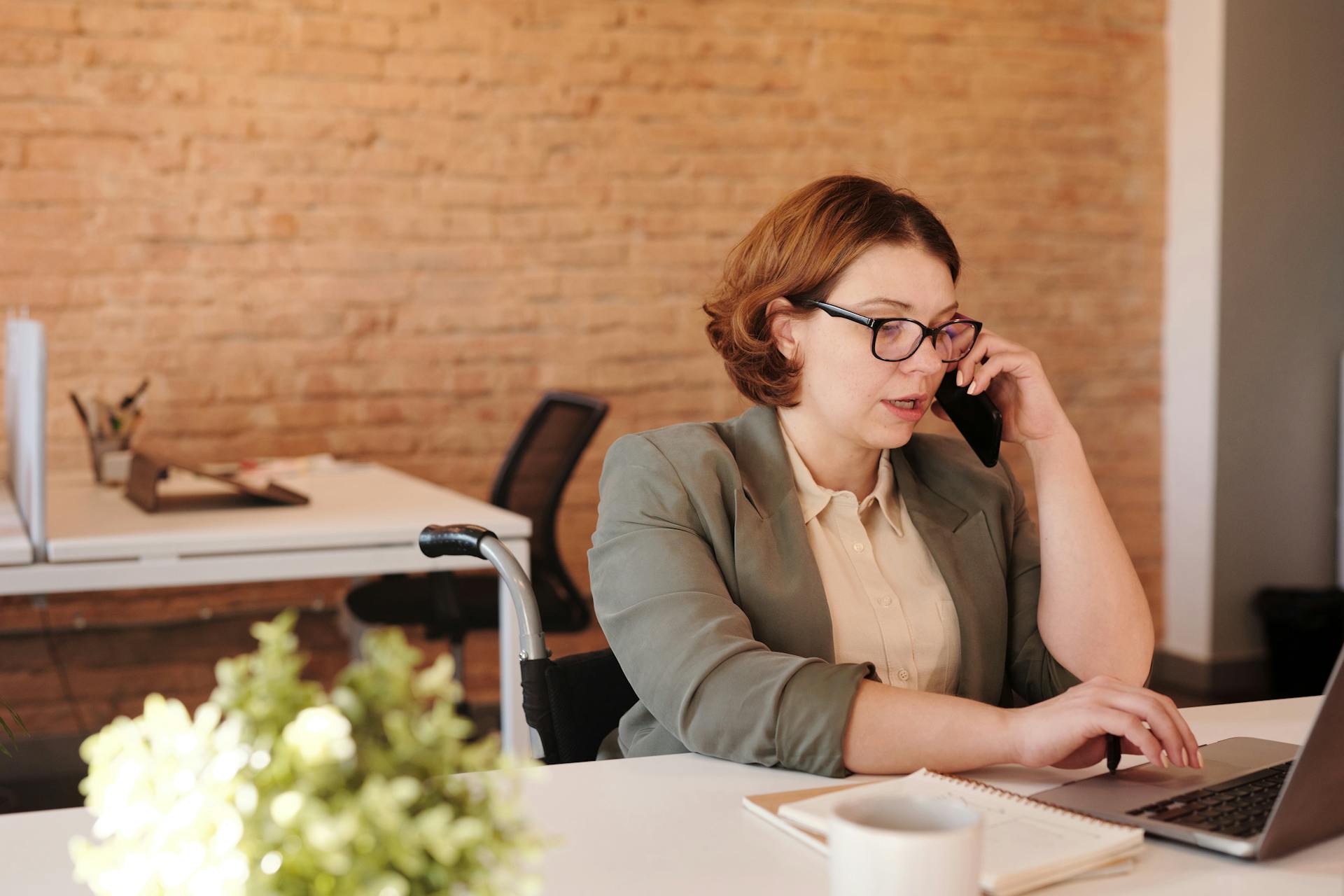 Eine Frau im mittleren Alter beim Telefonieren | Quelle: Pexels