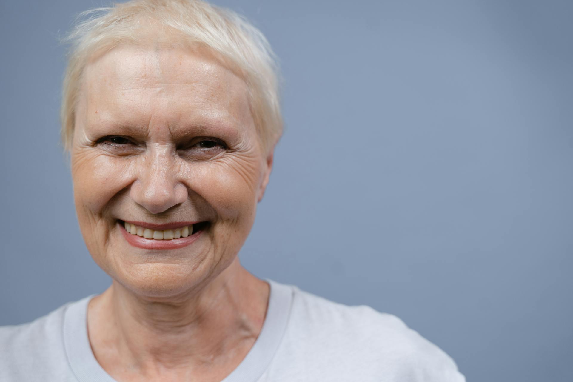 Eine triumphierend lächelnde Frau | Quelle: Pexels