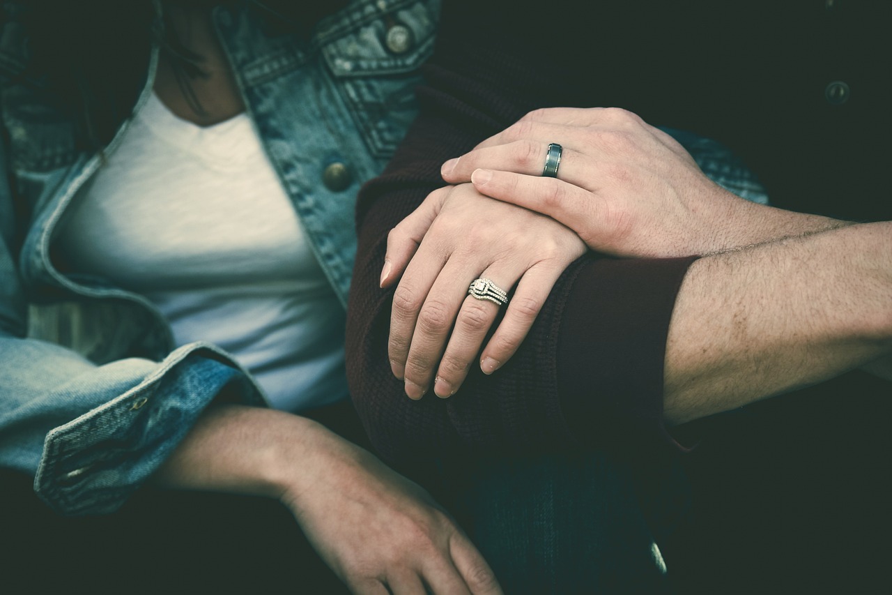 Händchenhaltendes Paar | Quelle: Pixabay