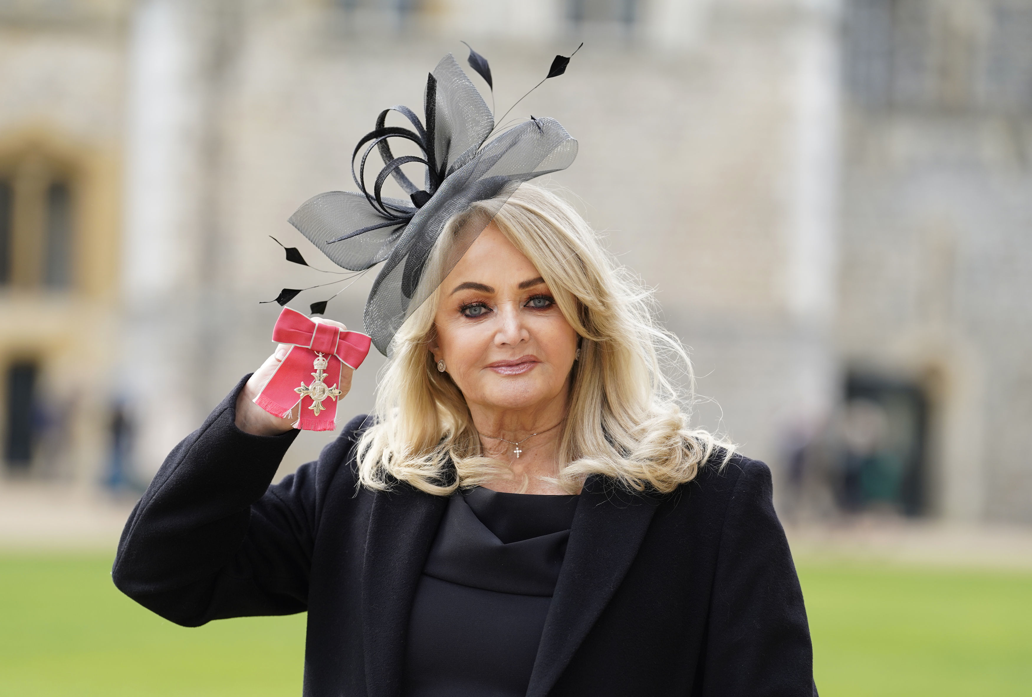 Bonnie Tyler nachdem sie am 1. Februar 2023 in Windsor, England, im Windsor Castle vom Prinzen von Wales zum Mitglied des Ordens des Britischen Empire ernannt worden war | Quelle: Getty Images