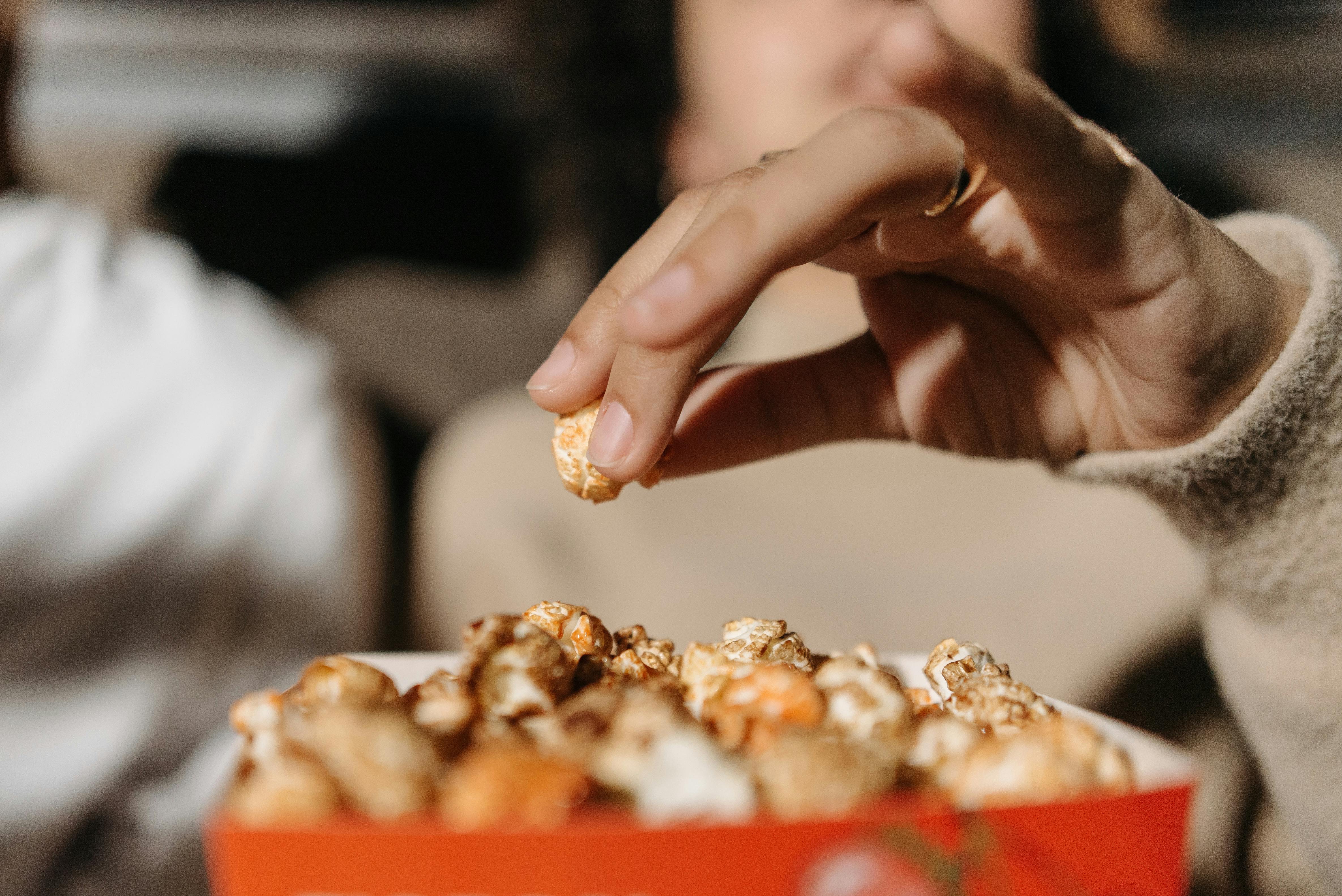 Eine Frau isst Popcorn | Quelle: Pexels