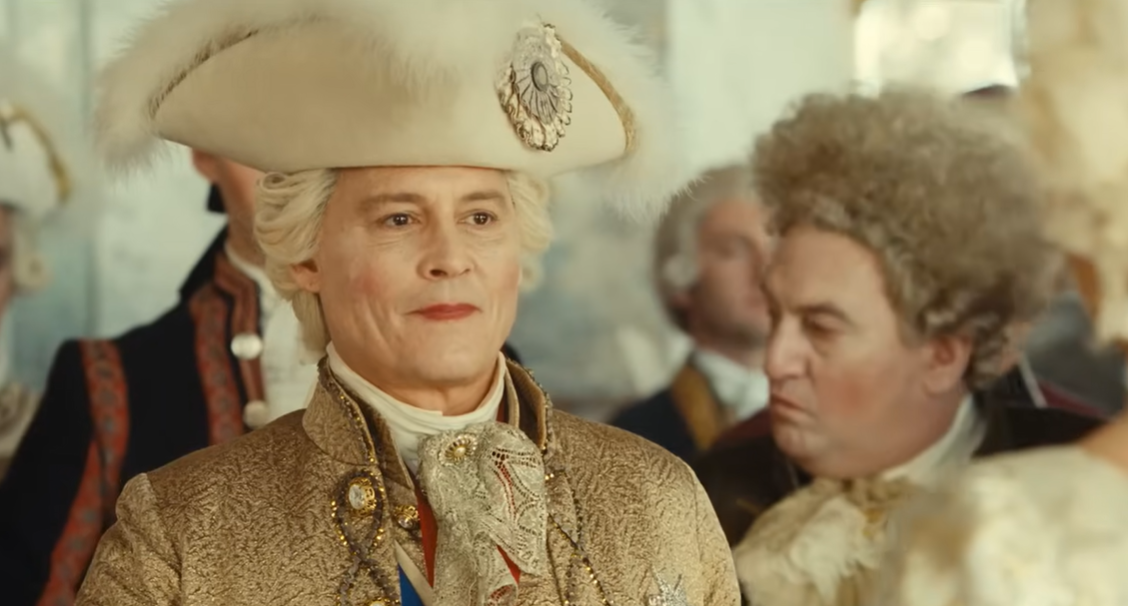 Johnny Depp als König Ludwig XV. in dem Film "Jeanne Du Barry". | Quelle: YouTube/PalaceFilms