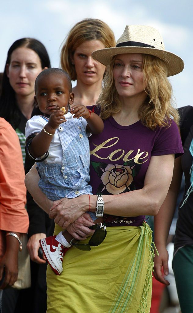 Madonna und David Banda in Mphandula im April 2007. | Quelle: Getty Images
