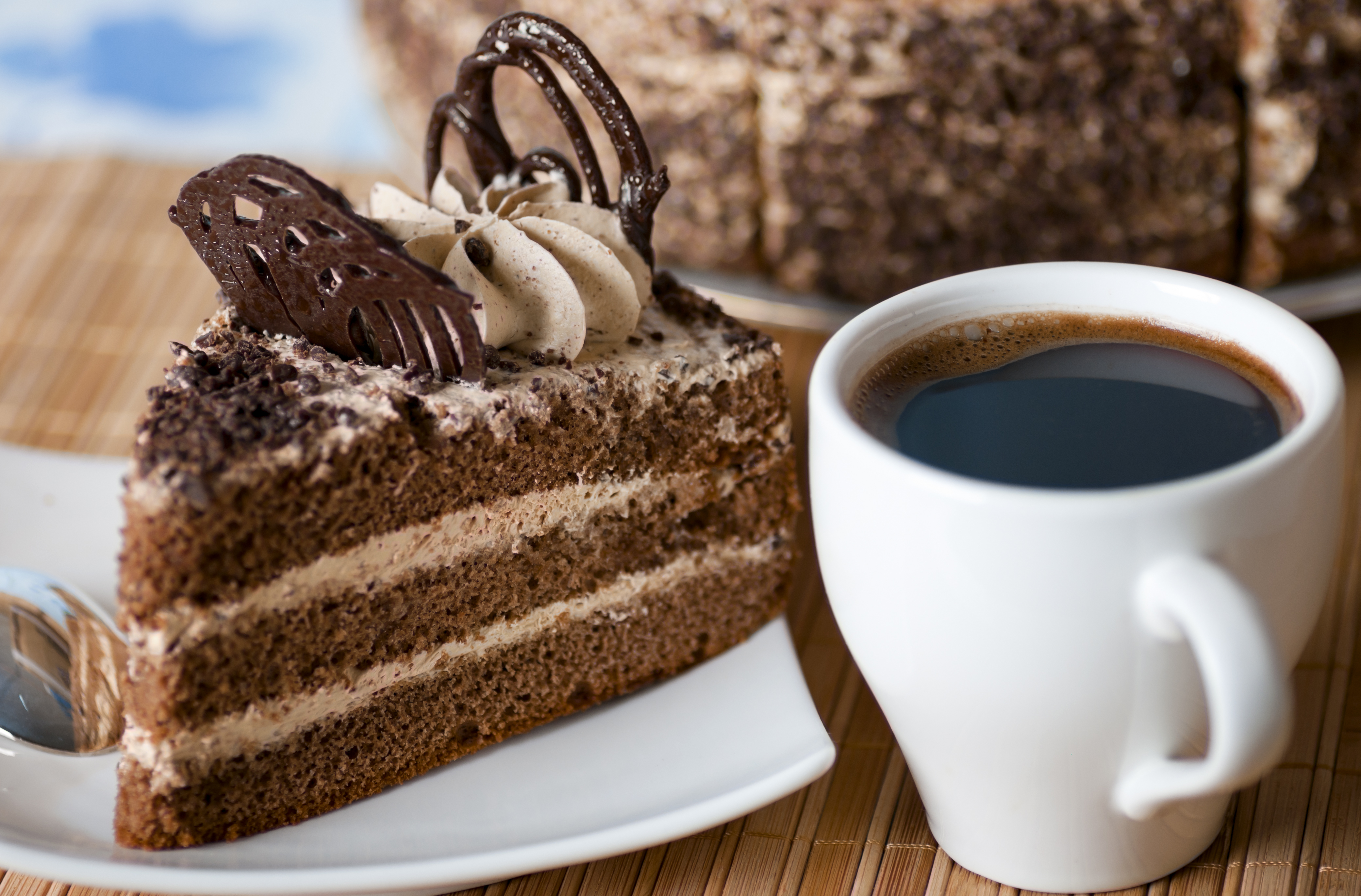 Eine Tasse Kaffee neben einem Stück Schokoladenkuchen | Quelle: Shutterstock
