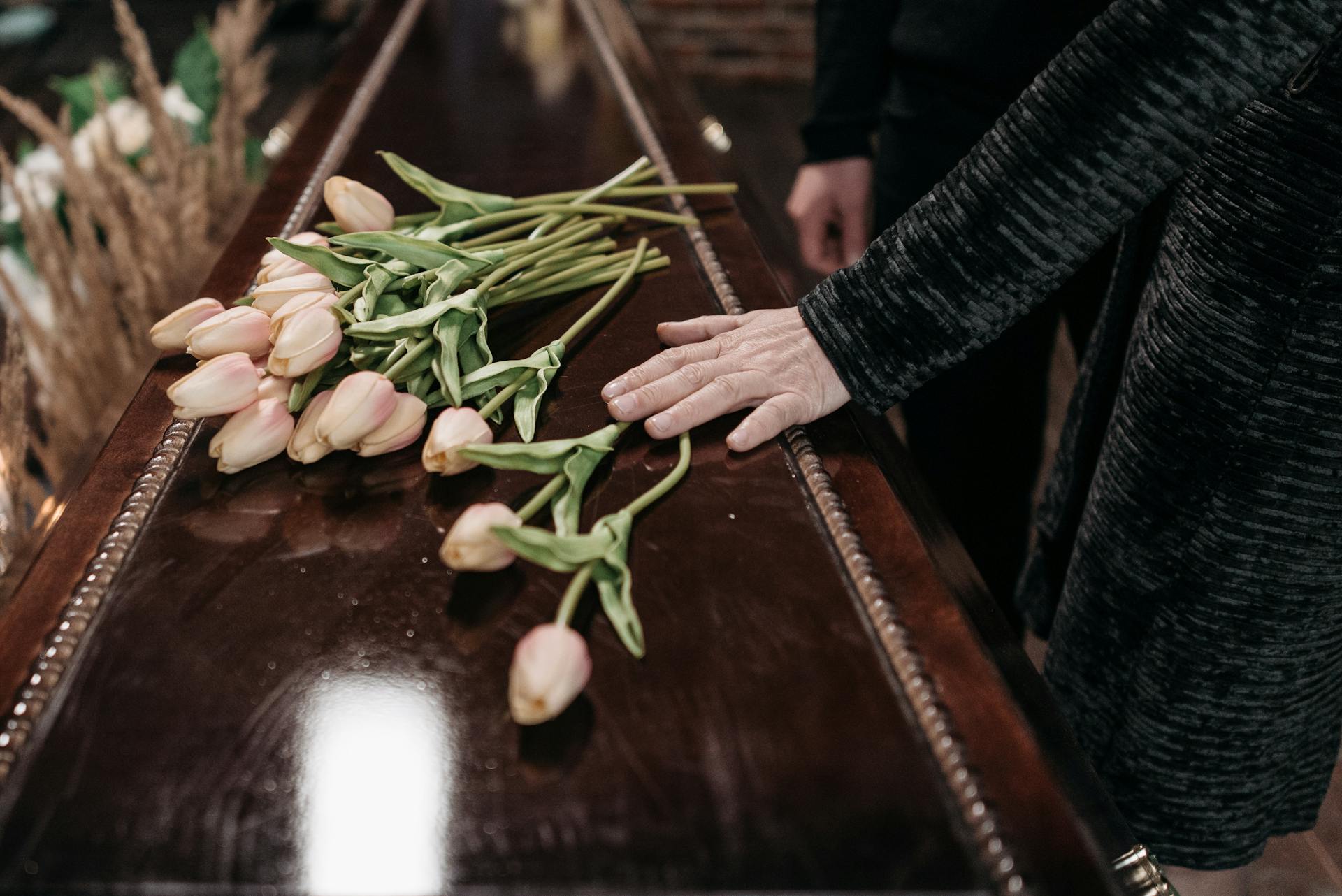 Blumen auf einem Sarg | Quelle: Pexels