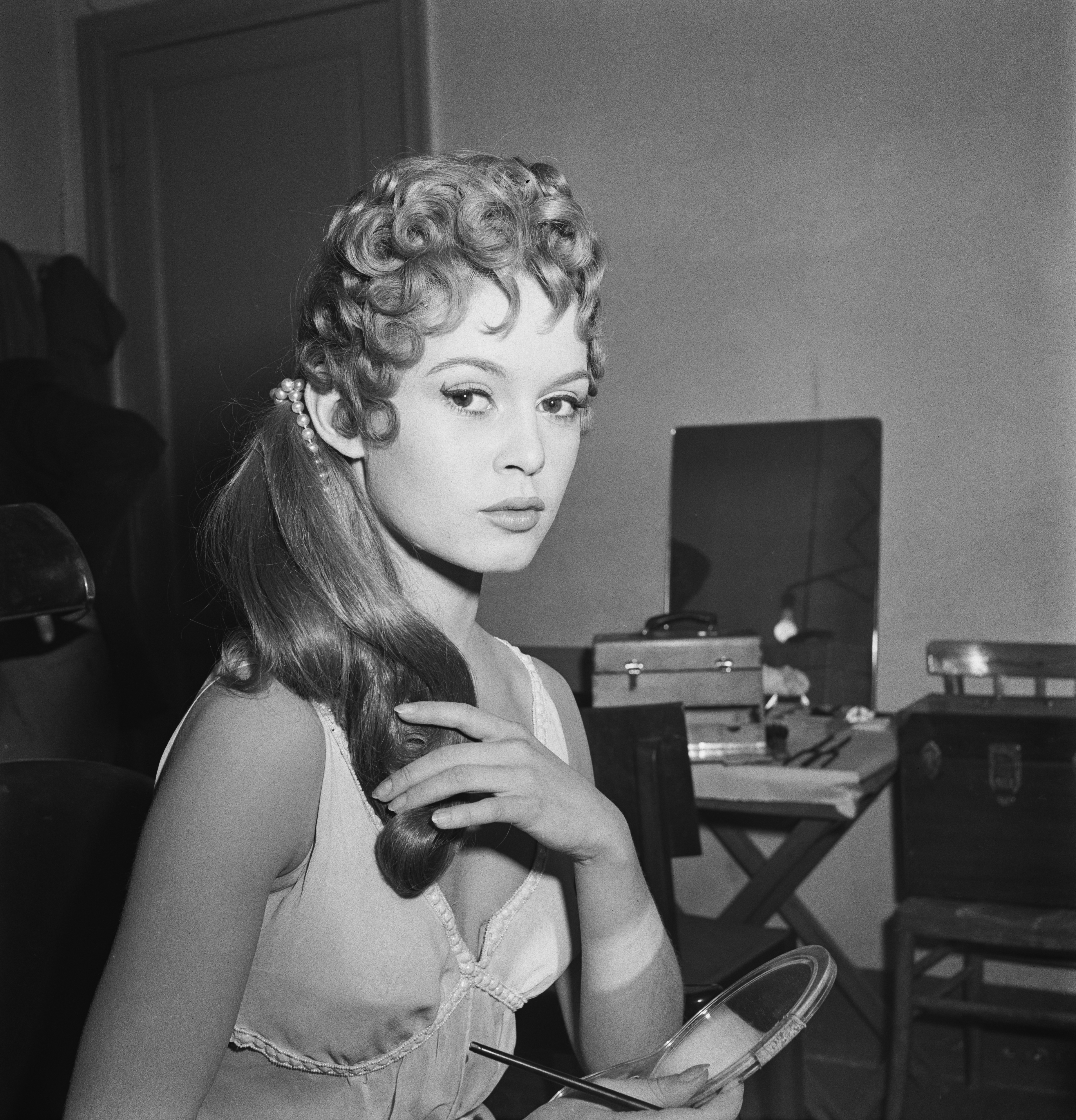 Brigitte Bardot während der Dreharbeiten zu "Neros Wochenende" in den Cinecitta Studios am 1. Januar 1956 in Rom, Italien. | Quelle: Getty Images